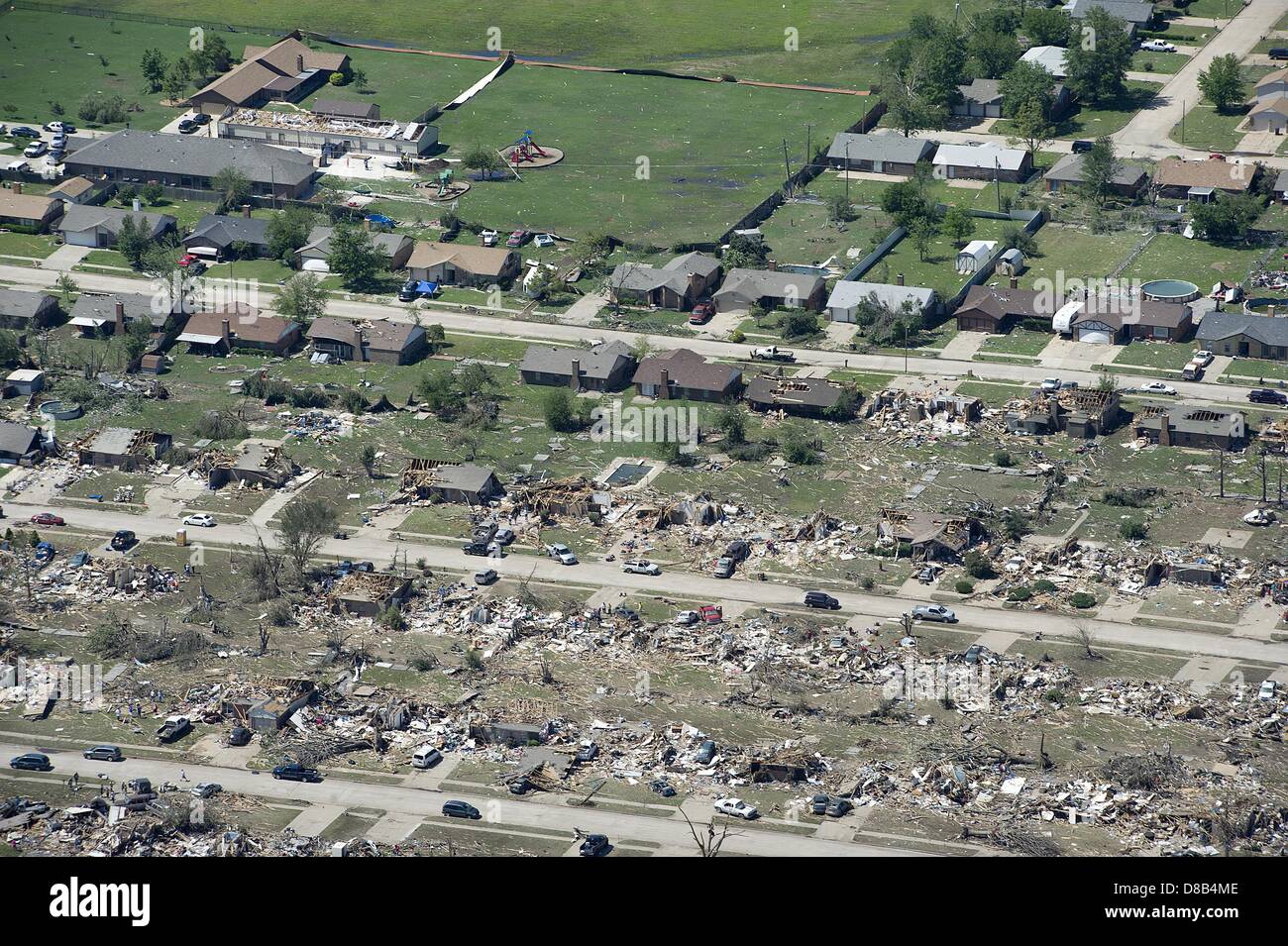 Vista aerea del percorso della distruzione nella scia di un EF-5 tornado che ha distrutto la città Maggio 22, 2013 in Moore, Oklahoma. La massiccia tempesta con venti che superano 200 miglia per ora tore attraverso l'Oklahoma City sobborgo Maggio 20, 2013, uccidendo almeno 24 persone e ferendone più di 230 e spostare migliaia. Foto Stock