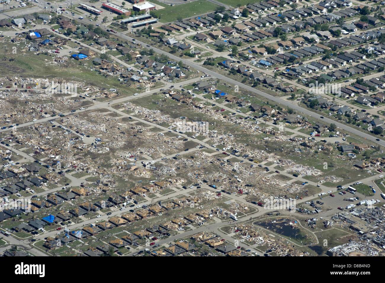 Vista aerea del percorso della distruzione nella scia di un EF-5 tornado che ha distrutto la città Maggio 22, 2013 in Moore, Oklahoma. La massiccia tempesta con venti che superano 200 miglia per ora tore attraverso l'Oklahoma City sobborgo Maggio 20, 2013, uccidendo almeno 24 persone e ferendone più di 230 e spostare migliaia. Foto Stock