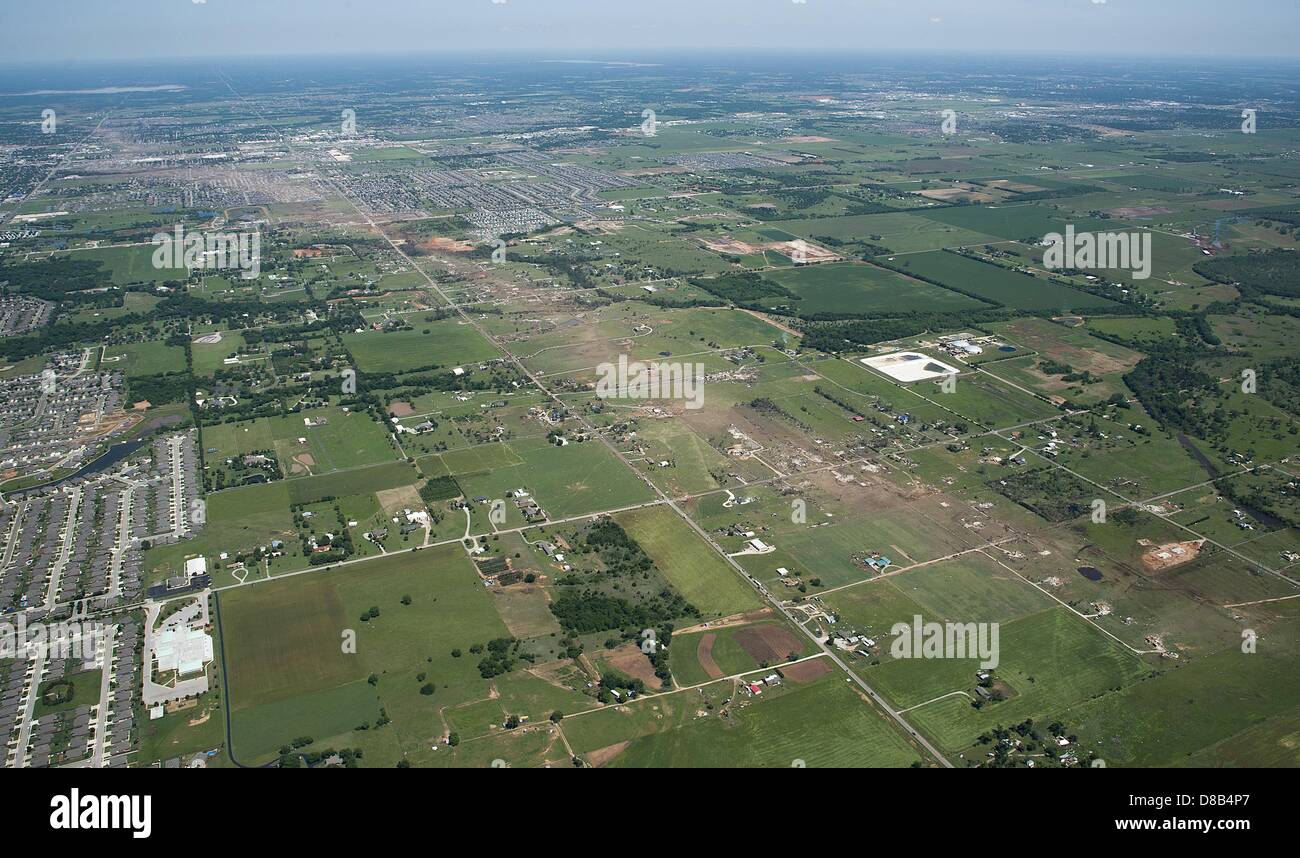 Vista aerea del percorso della distruzione nella scia di un EF-5 tornado che ha distrutto la città Maggio 22, 2013 in Moore, Oklahoma. La massiccia tempesta con venti che superano 200 miglia per ora tore attraverso l'Oklahoma City sobborgo Maggio 20, 2013, uccidendo almeno 24 persone e ferendone più di 230 e spostare migliaia. Foto Stock