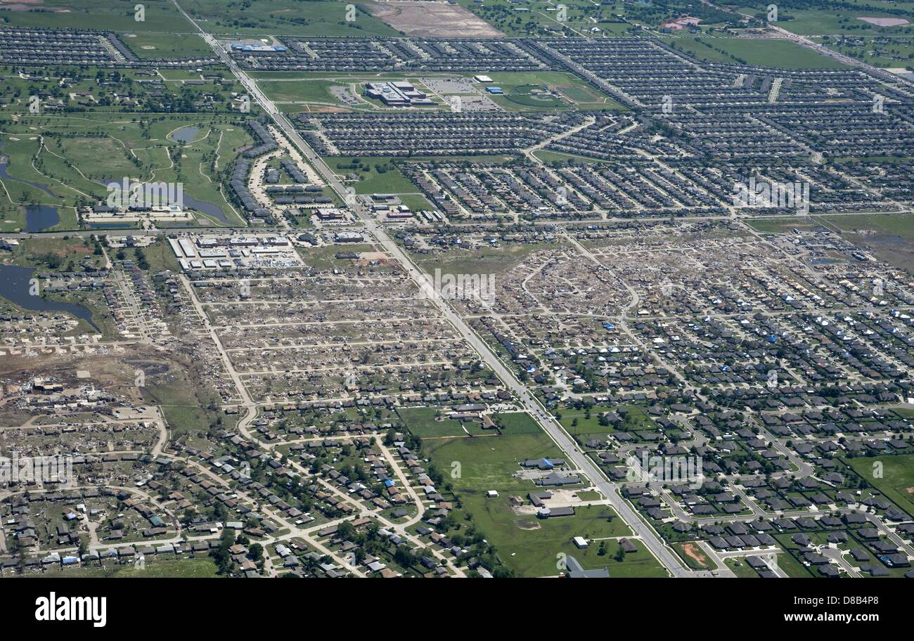 Vista aerea del percorso della distruzione nella scia di un EF-5 tornado che ha distrutto la città Maggio 22, 2013 in Moore, Oklahoma. La massiccia tempesta con venti che superano 200 miglia per ora tore attraverso l'Oklahoma City sobborgo Maggio 20, 2013, uccidendo almeno 24 persone e ferendone più di 230 e spostare migliaia. Foto Stock