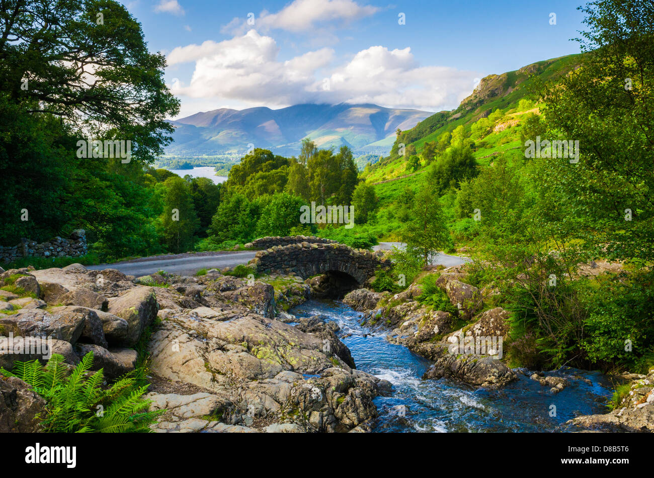 Ponte Ashness su Ashness cadde nel distretto del lago vicino a Keswick, Cumbria, Inghilterra. Foto Stock