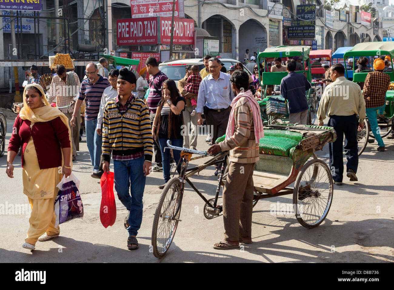 India, Punjab, Amritsar strada tipica scena vicino tempio d'Oro Foto Stock
