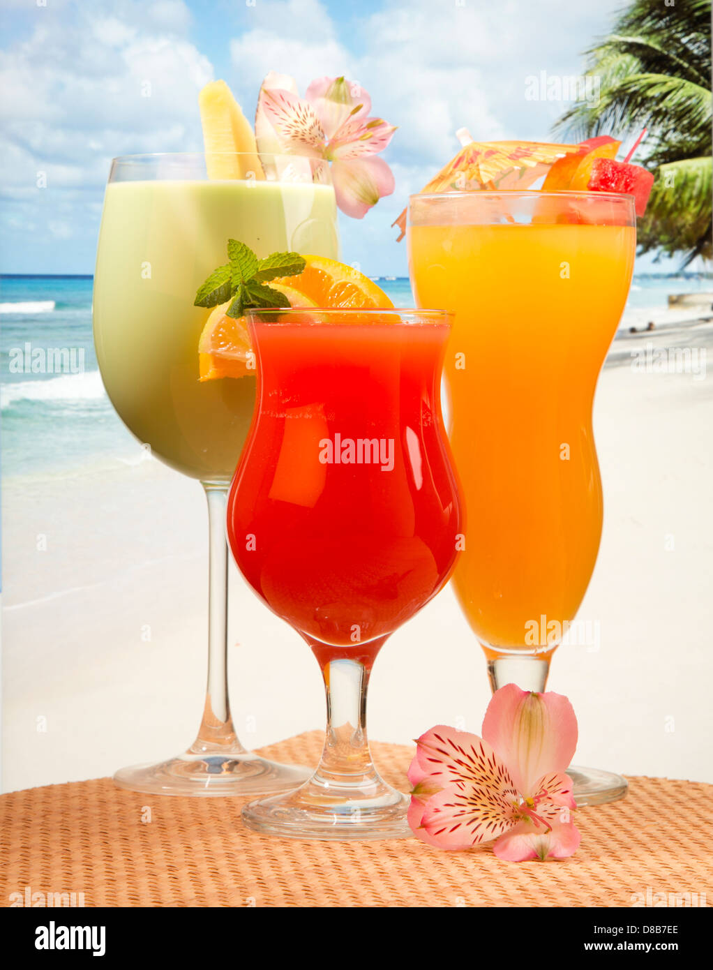 TROPICAL cocktail a base di succo di frutta Foto Stock