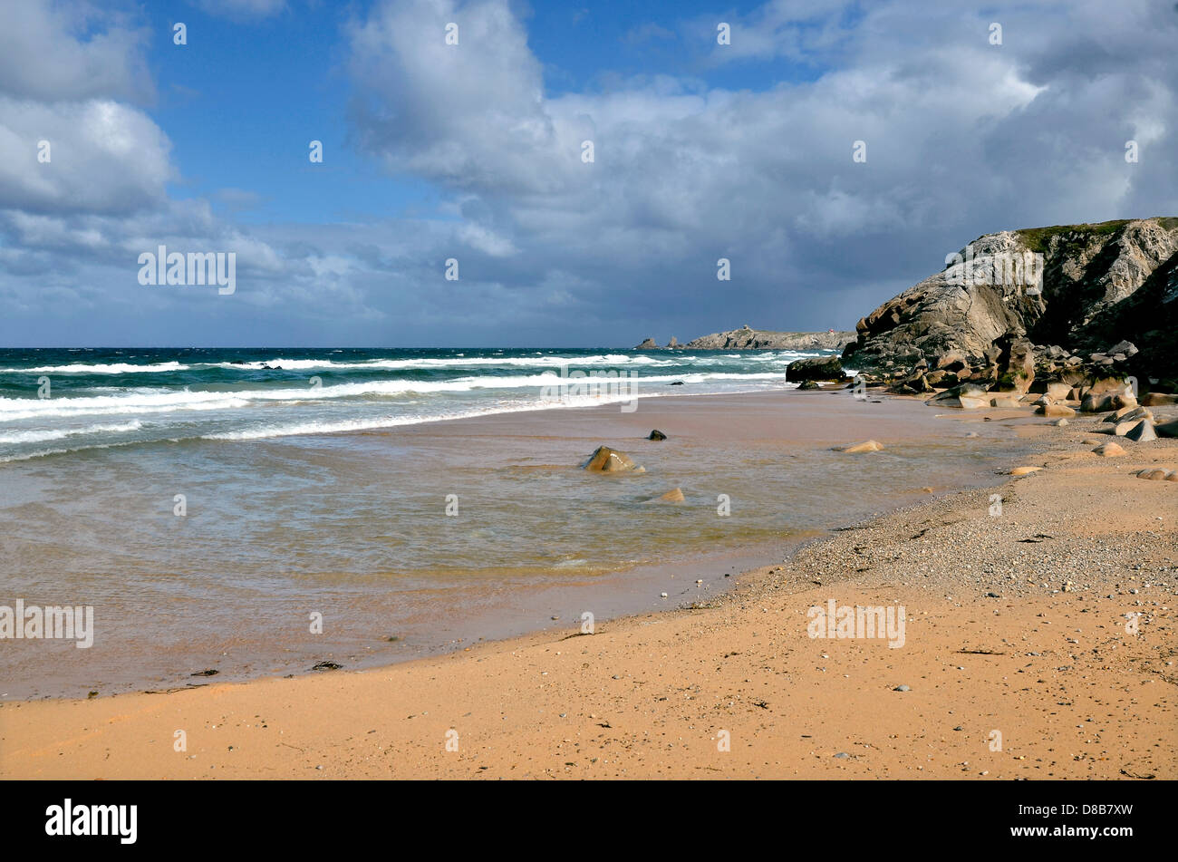 Spiaggia e scogliera sul roccioso costa selvaggia della penisola di Quiberon nel dipartimento di Morbihan, in Bretagna nel nord-ovest fra Foto Stock