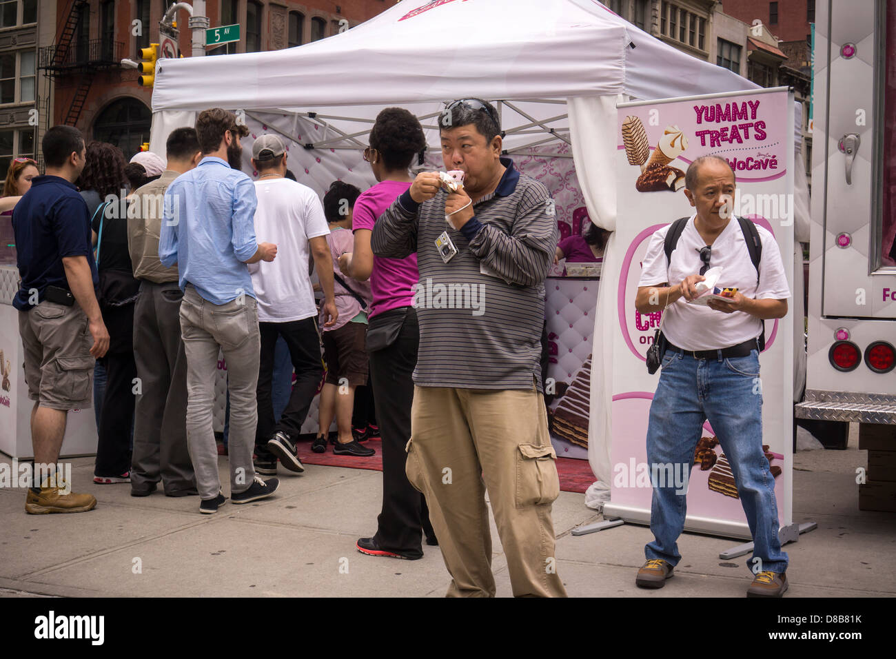 I consumatori gregge di una mucca Skinny gelato giveaway e promozione a Madison Square di New York Foto Stock