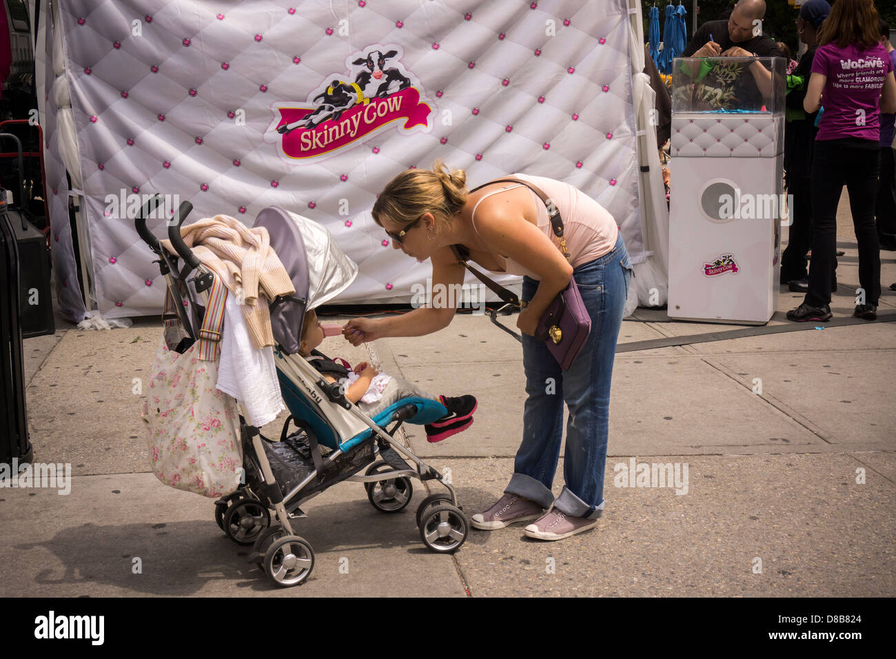 I consumatori gregge di una mucca Skinny gelato giveaway e promozione a Madison Square di New York Foto Stock