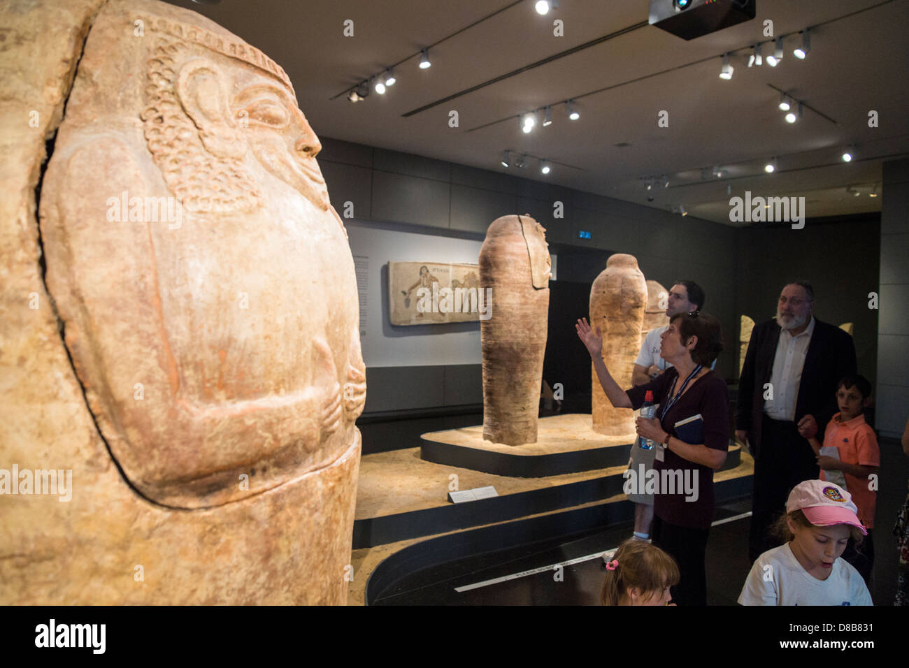 Museo di Israele, Jerusalm. I visitatori a sentire una lezione su assira del sarcofago in una mostra Foto Stock
