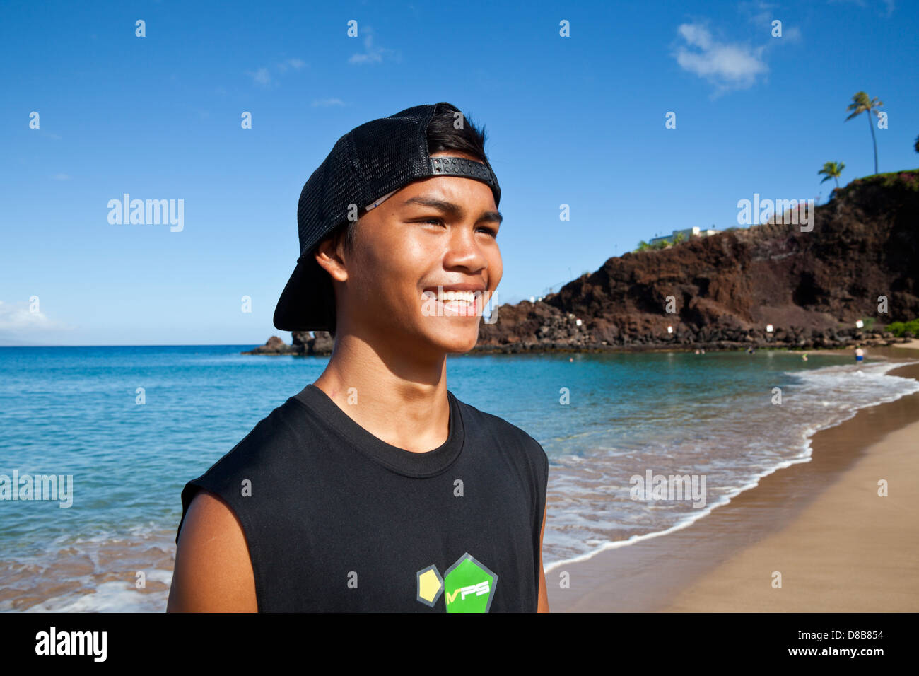 Maui residente a Kaanapali Beach vicino Black Rock; al tramonto egli torce luci sulla roccia nera e tuffi dalla scogliera in mare Foto Stock