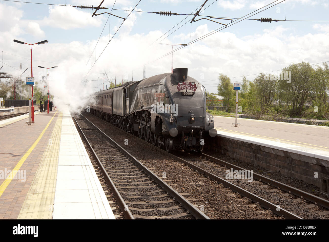 Le cattedrali Explorer speciale a vapore passa alla velocità attraverso la stazione Wigan North Western Foto Stock