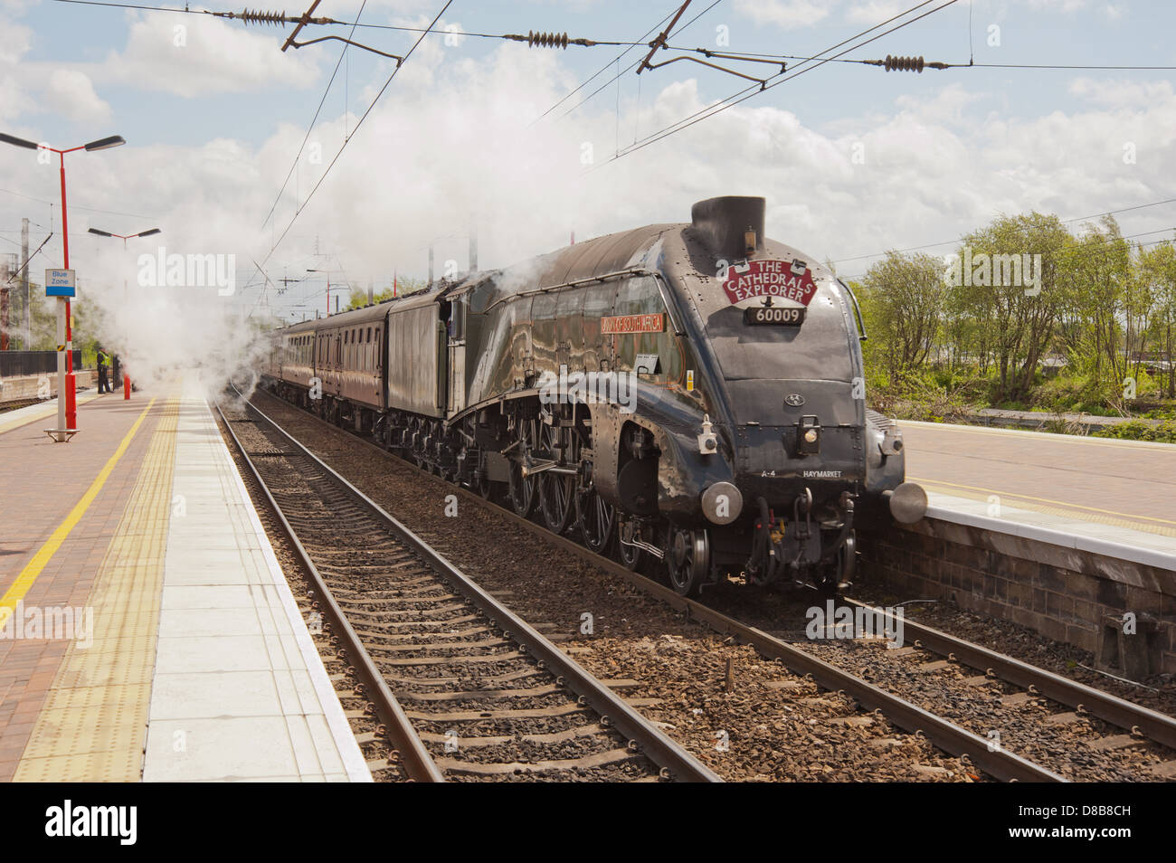 Le cattedrali Explorer speciale a vapore passa alla velocità attraverso la stazione Wigan North Western Foto Stock