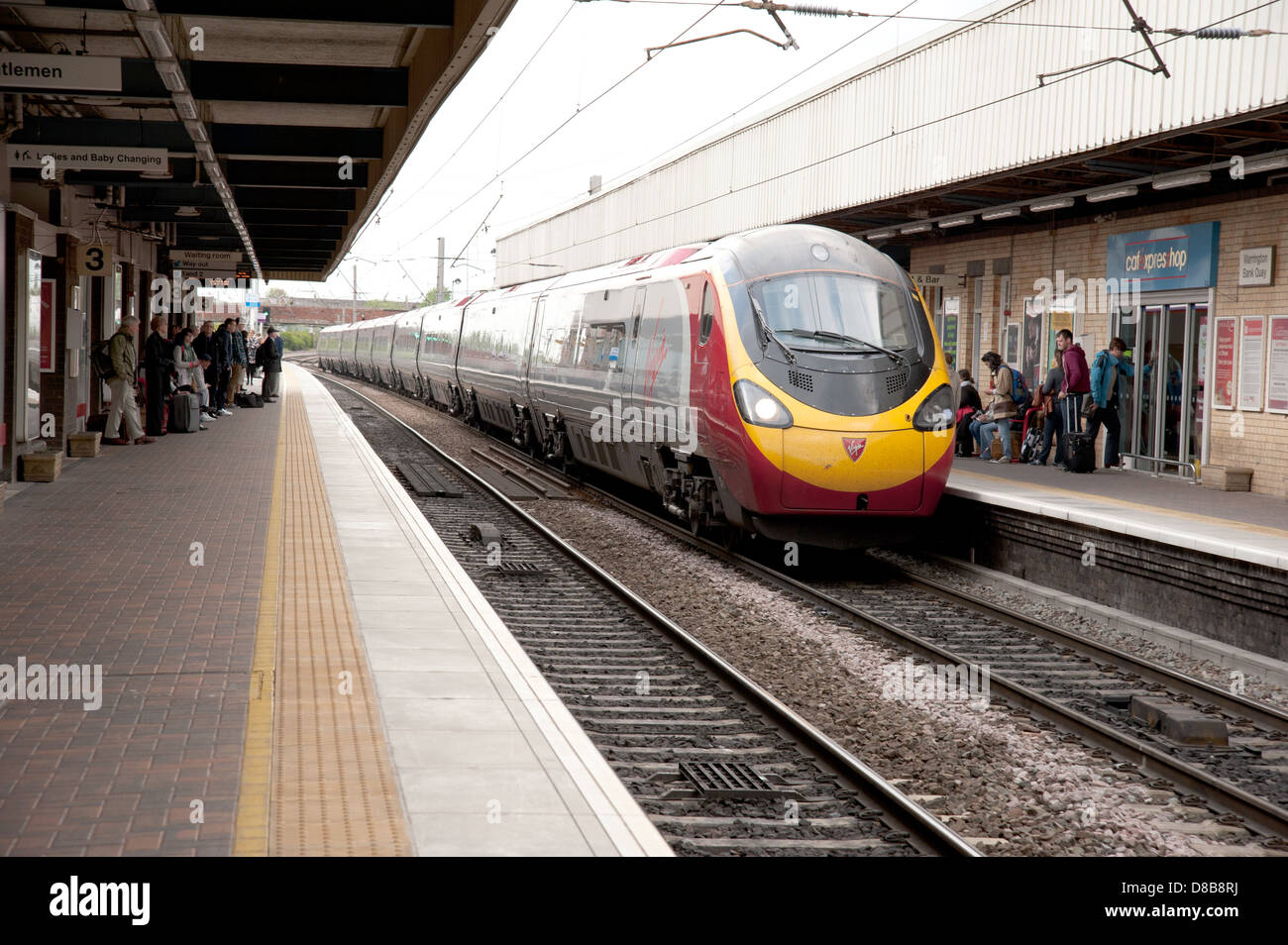 Virgin Pendolino arrivando a Warrington Bank Quay Station Foto Stock