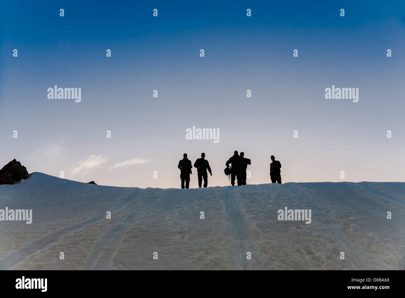 Monte Hermon, Israele. Un gruppo di soldati stagliano su un crinale nevoso. Foto Stock