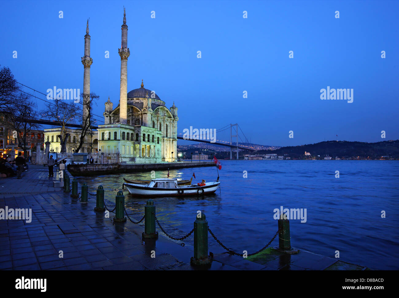 La moschea di Ortaköy (o 'Mecidiye Camii'), e il primo ponte del Bosforo in background, Istanbul, Turchia. Foto Stock