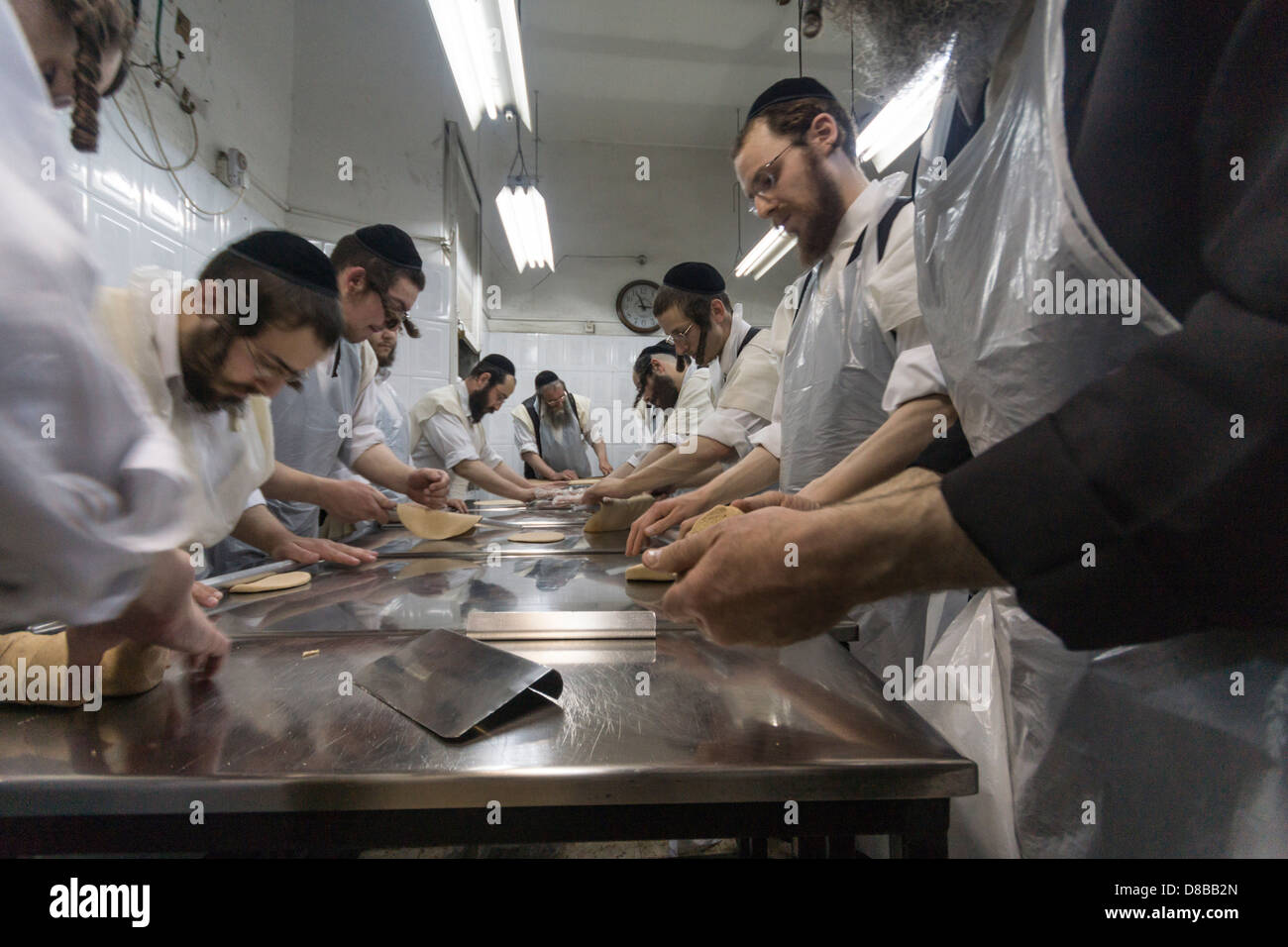 Gerusalemme, Israele. Ultra-Orthodox ("Haredi') uomini preparazione impasto alla Maztoh (Pasqua ebraica pane) panificio Foto Stock