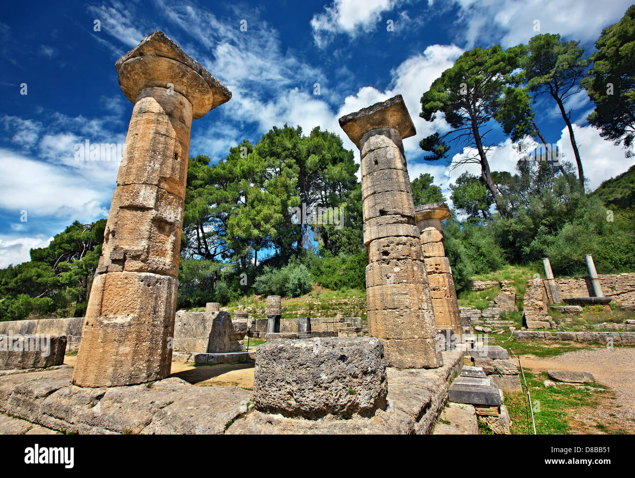 Il Tempio di Hera (noto anche come Heraion) è un antico edificio dorico tempio greco a Olympia, Ilia ("Elis'), Peloponneso e Grecia. Foto Stock