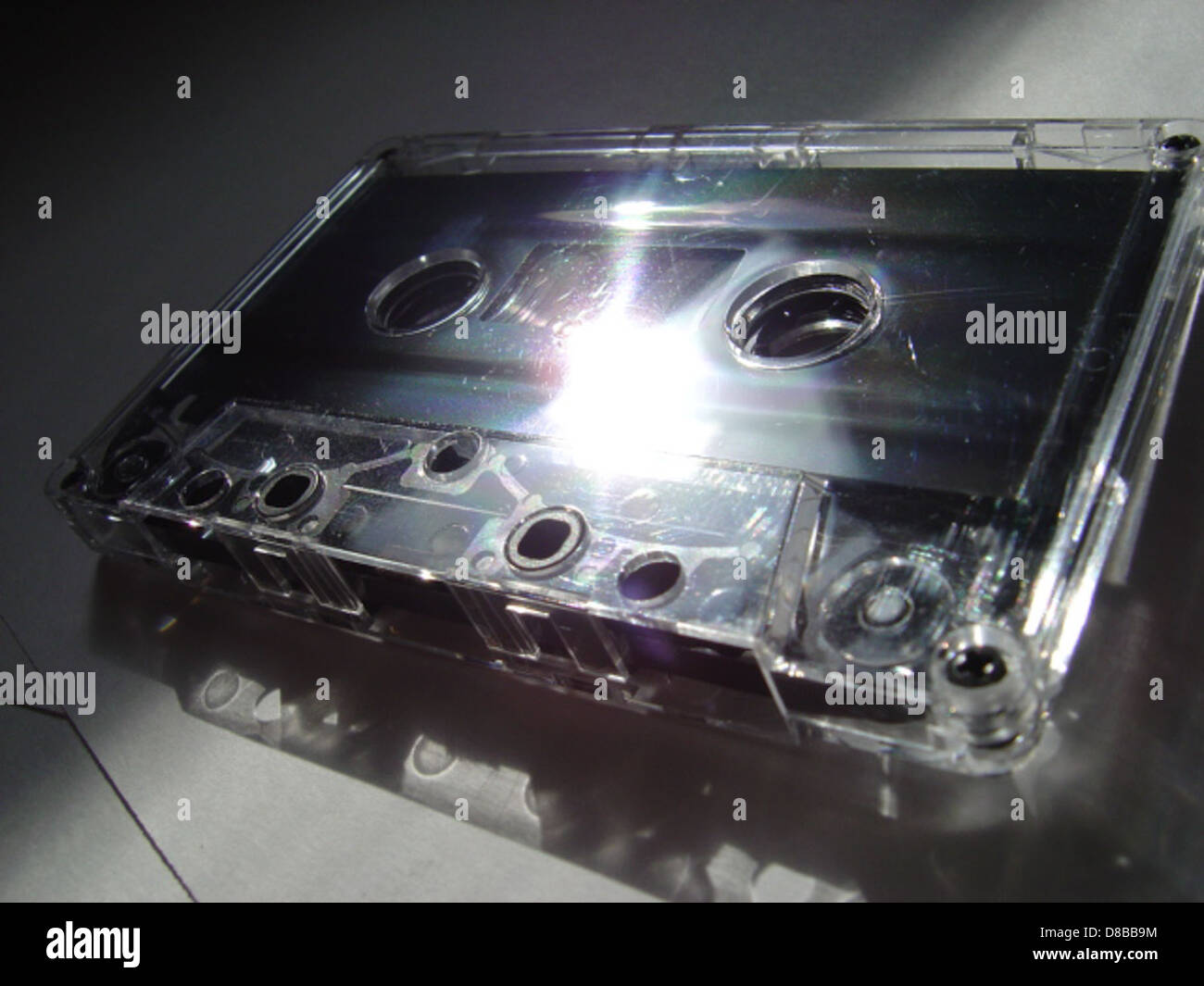 Un primo piano di una cassetta, un mezzo di registrazione audio vintage noto per le sue dimensioni compatte e il nastro magnetico al suo interno. Il nastro viene spesso utilizzato per la musica o le registrazioni vocali, generalmente riprodotte nei lettori di cassette. Foto Stock