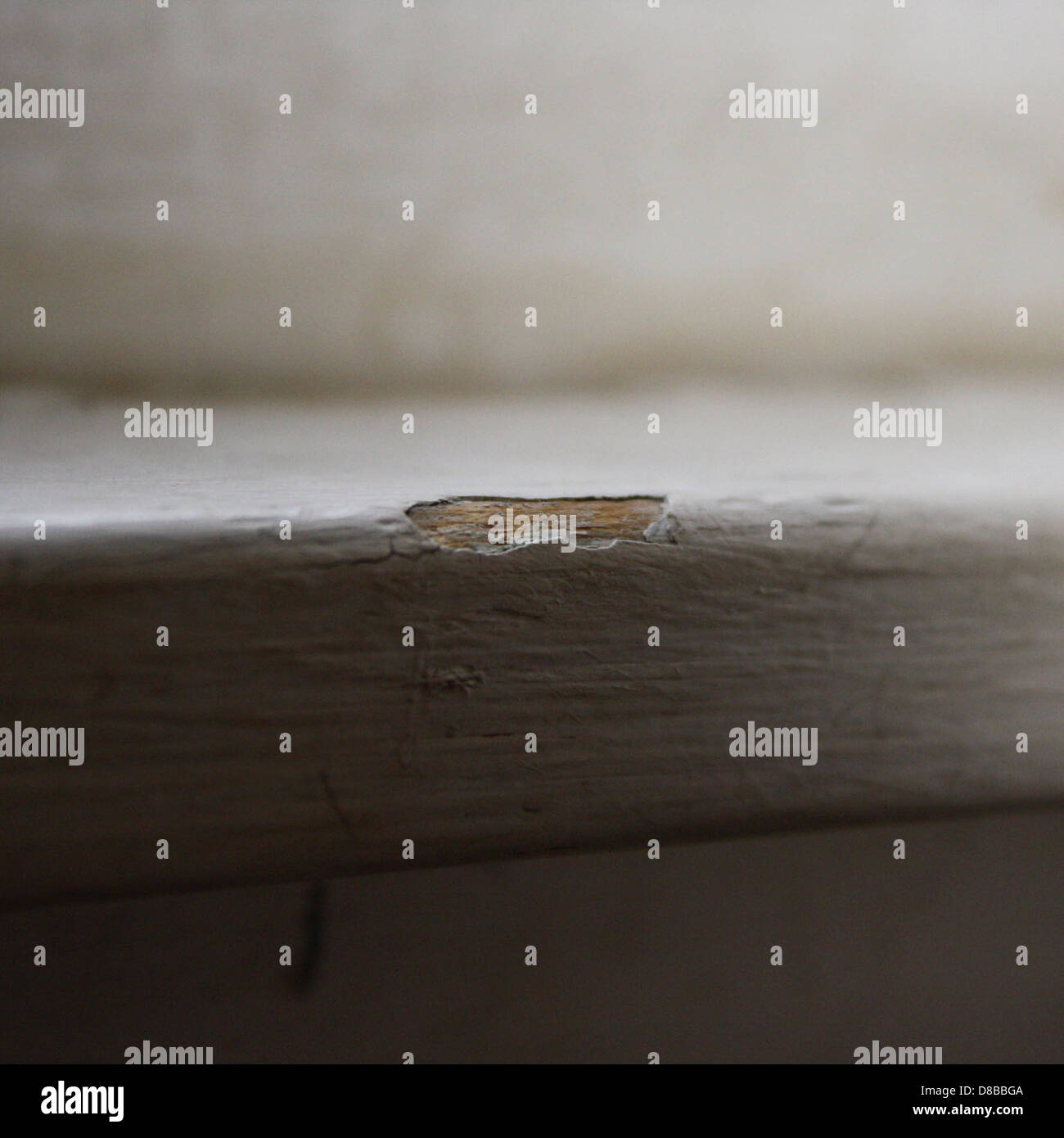 Un primo piano di vernice scheggiata su una superficie, che mostra le crepe e gli strati di distacco. La fotografia mette in evidenza l'aspetto della vernice invecchiata e resistente agli agenti atmosferici, sottolineando il naturale processo di invecchiamento dei materiali. Foto Stock