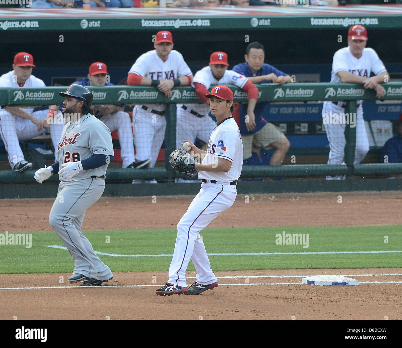 Prince Fielder (tigri), Yu Darvish (rangers), 16 maggio 2013 - MLB : Prince Fielder dei Detroit Tigers motivi fuori per primo come lanciatore Yu Darvish del Texas Rangers copre prima base nel secondo inning durante la partita di baseball contro la Detroit Tigers a Rangers Ballpark in Arlington in Arlington, Texas, Stati Uniti. (Foto di AFLO) Foto Stock