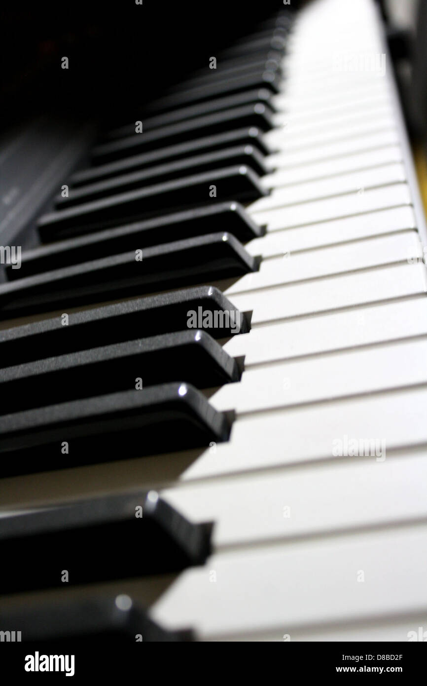 Un'immagine di una tastiera elettronica per pianoforte, che mostra i tasti ben definiti e il design moderno. L'immagine cattura la funzionalità e la struttura compatta dello strumento. Foto Stock