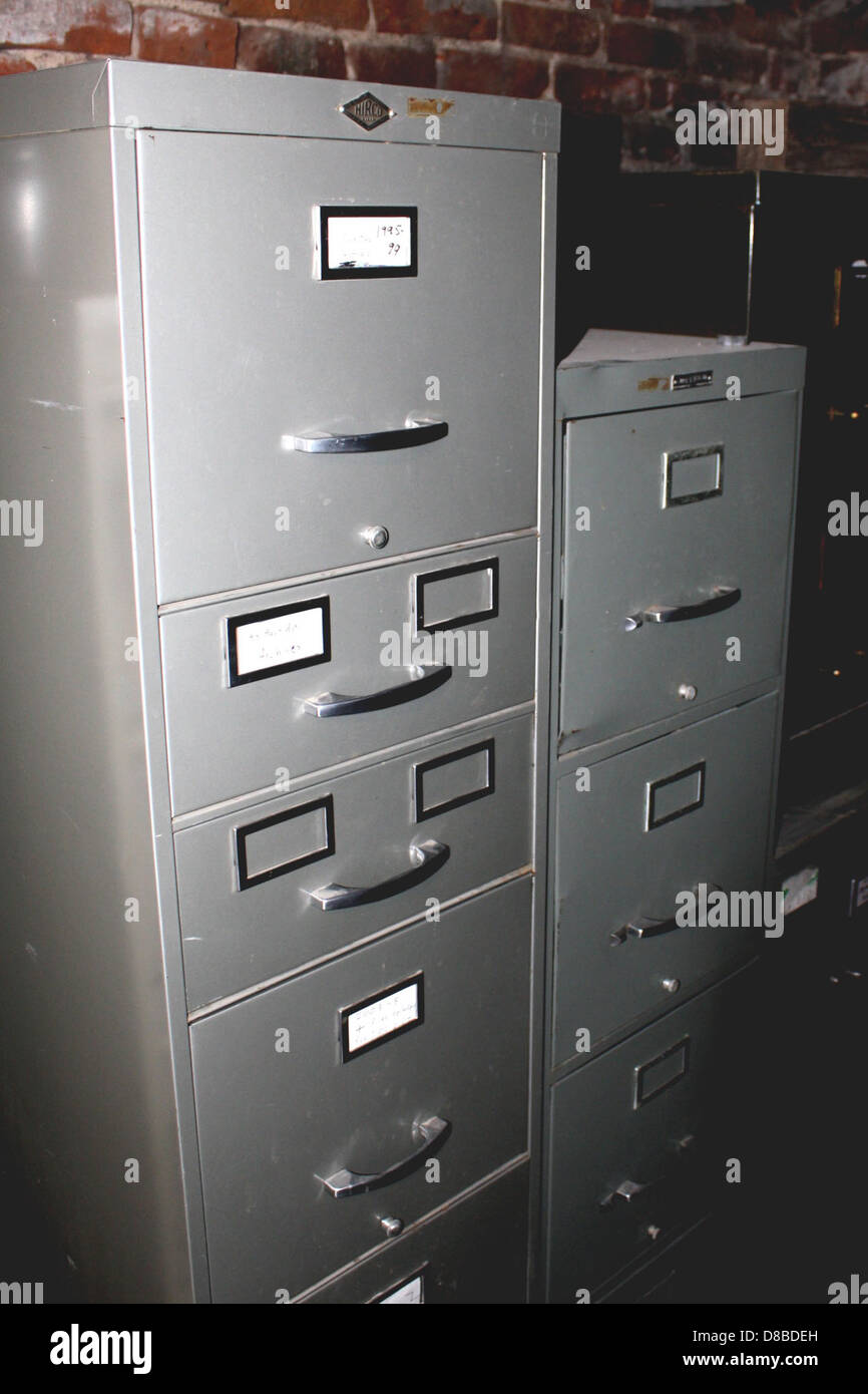 Un set di armadietti per archiviazione e uso in ufficio. Questi armadi sono comunemente utilizzati per archiviare documenti e file importanti in un ambiente aziendale o personale. Foto Stock