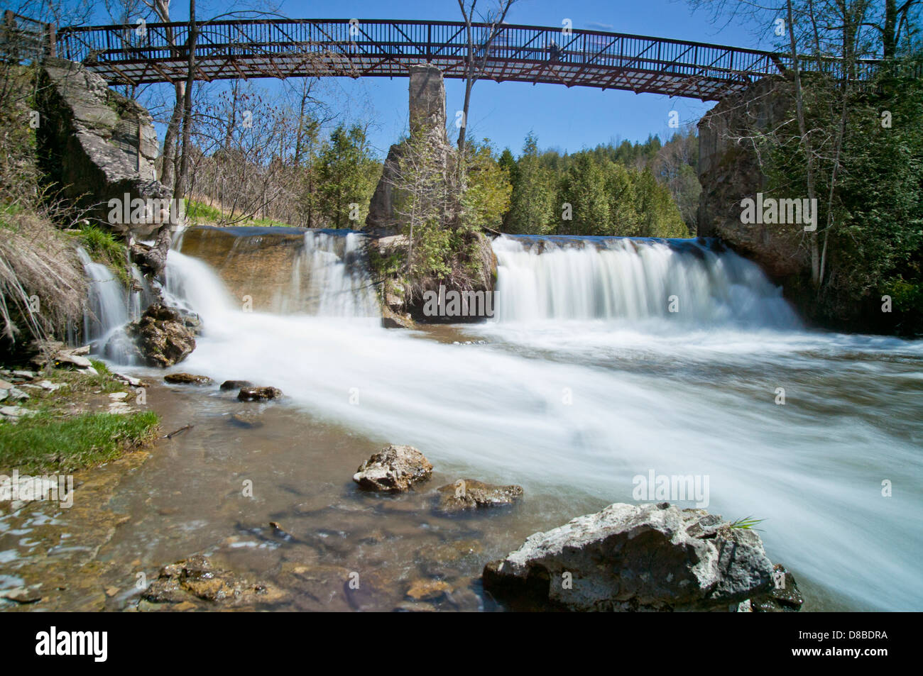 Acqua sfocata a mezzogiorno con un arresto 10 ND Foto Stock