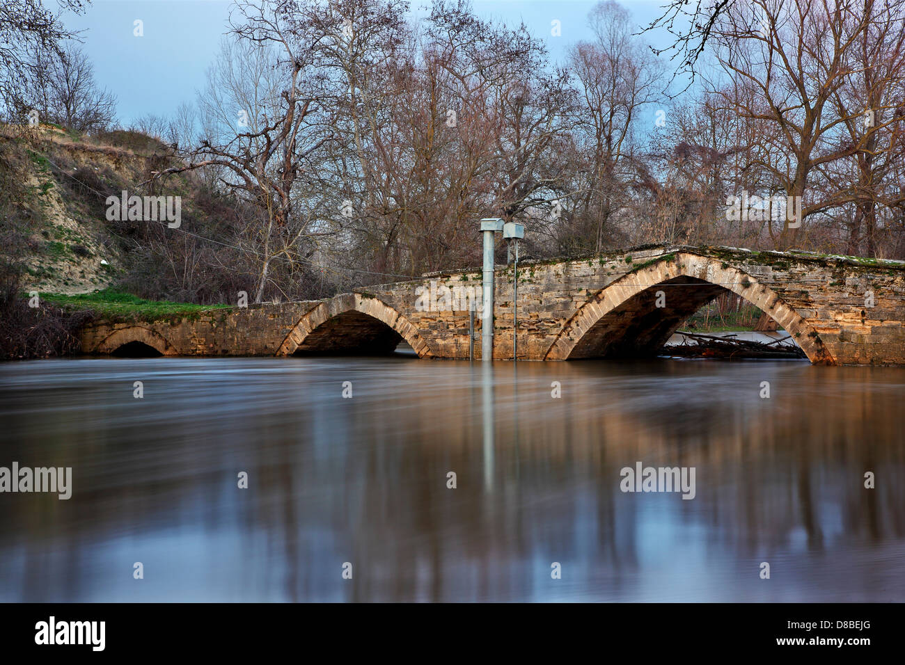 La vecchia pietra, ponte arcuato di Angista ("Aggista'), Angitis ("Aggitis') river, Serres, Macedonia, Grecia. Foto Stock