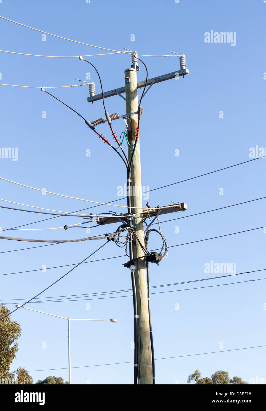 Tre fase elettrica aerea poli di distribuzione e i cavi, Sunbury, Victoria, Australia Foto Stock