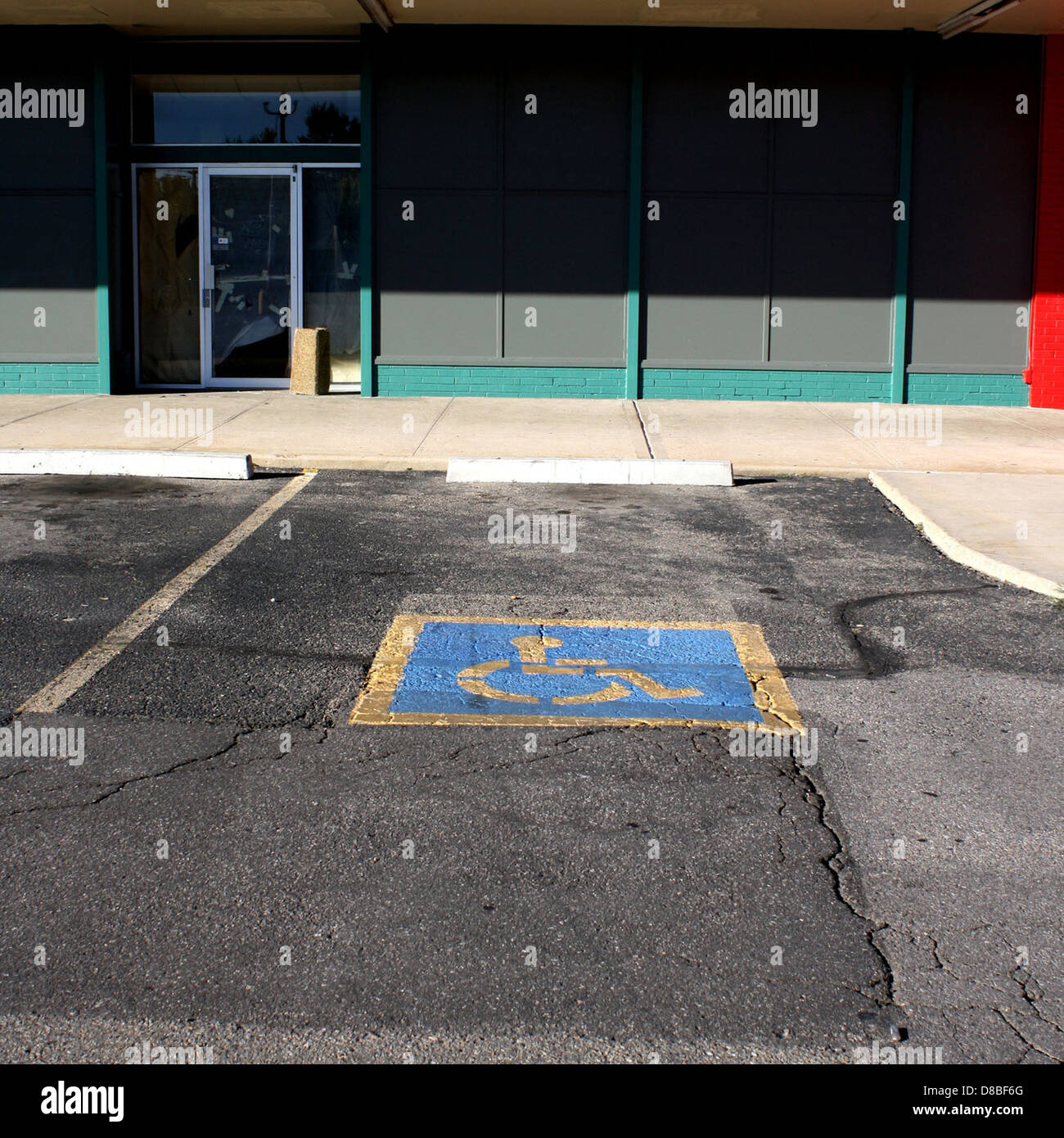 Spazio di parcheggio per disabili contrassegnato da un chiaro simbolo di accessibilità. L'area parcheggio è stata progettata per fornire un facile accesso alle persone con disabilità, garantendo opzioni di parcheggio sicure e convenienti. Foto Stock