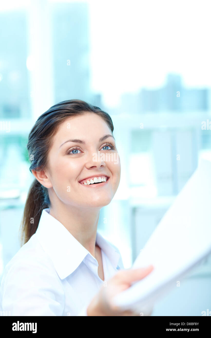 Ritratto di giovane donna di dare applicazione al conduttore Foto Stock