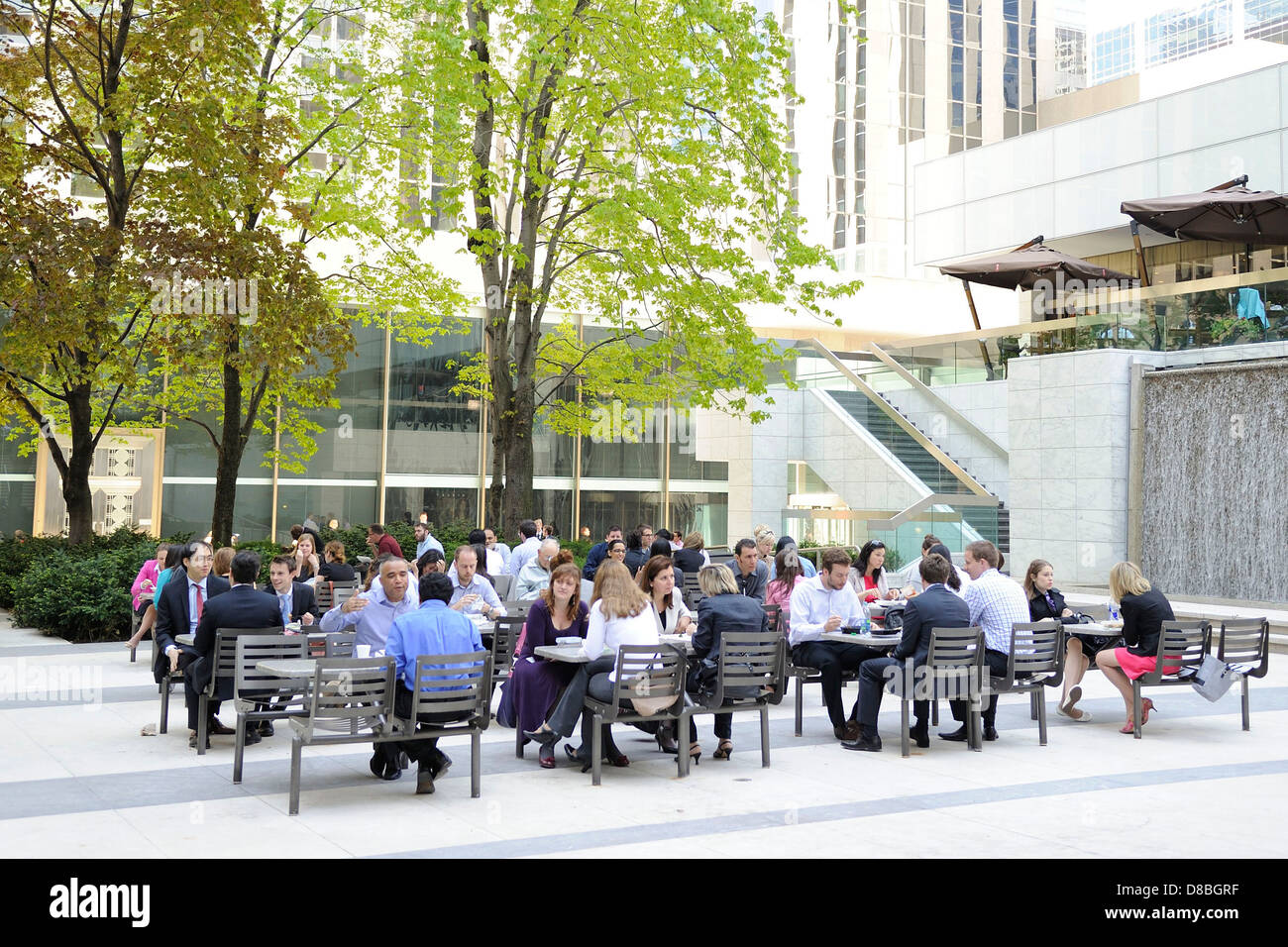 Ufficio assunzione di lavoratori in pausa pranzo presso un parco all'aperto la configurazione con tavoli e sedie che assomigliano a un lunchroom in primo luogo canadese Foto Stock