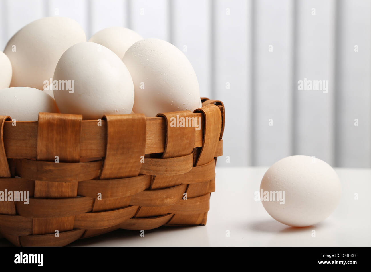 Le uova bianche in un cestello Foto Stock