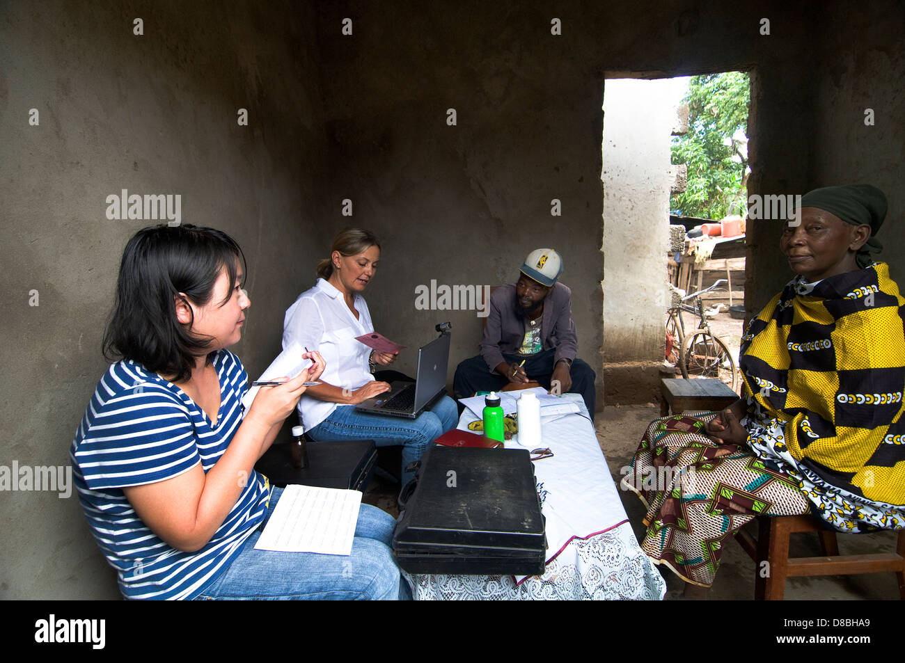 Un omeopatica clinica mobile visite di villaggi rurali nel nord della Tanzania. Foto Stock
