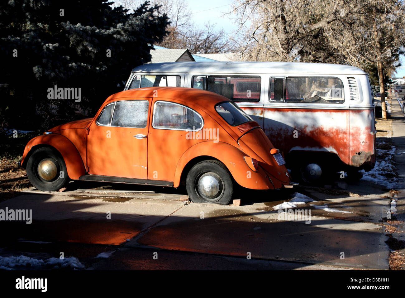Un vecchio Volkswagen Beetle e Van, auto d'epoca degli anni '1960 e '1970, sono mostrati in questa immagine d'epoca. Entrambi i veicoli sono simboli iconici della storia automobilistica, spesso associati al movimento della controcultura. Foto Stock