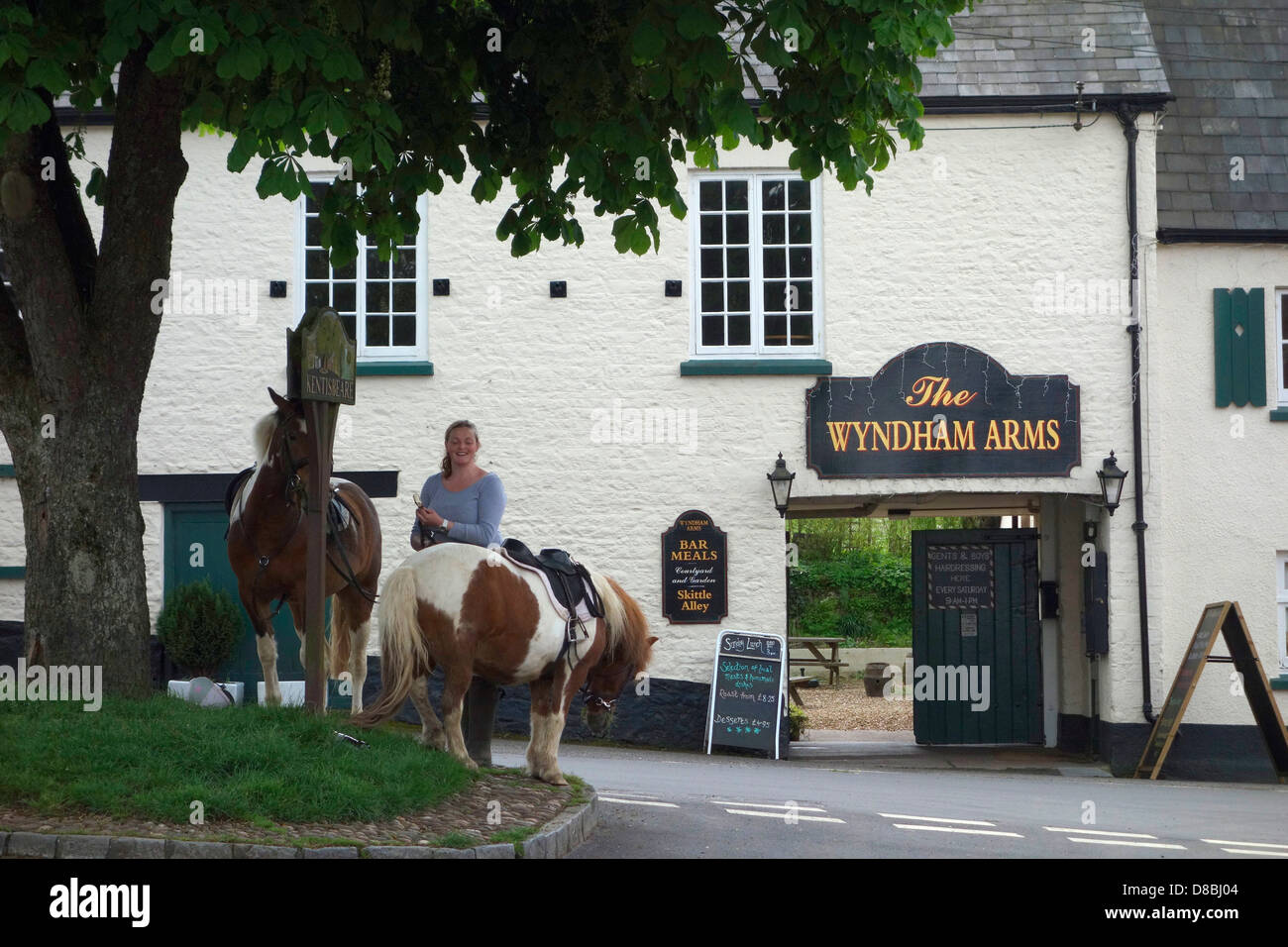 Kentisbeare village center, Devon con pony e il Village Pub - Il Wyndham Arms Foto Stock