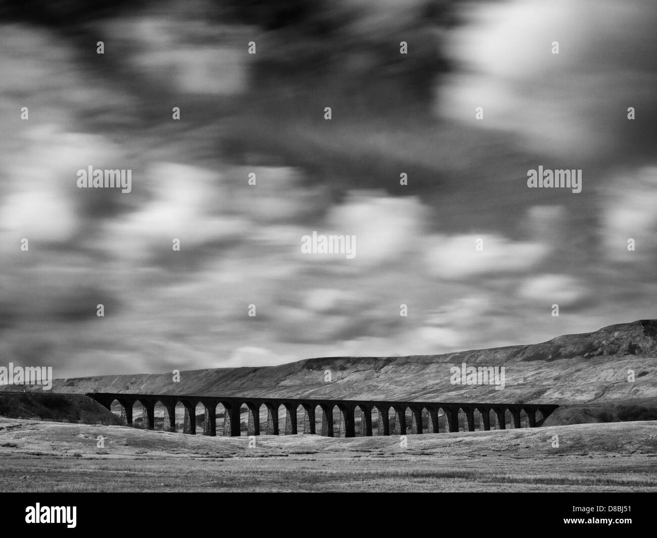 Inghilterra, North Yorkshire, Yorkshire Dales National Park. Viadotto Ribblehead, un viadotto ferroviario attraverso la valle del fiume Ribble a Ribblehead in Foto Stock