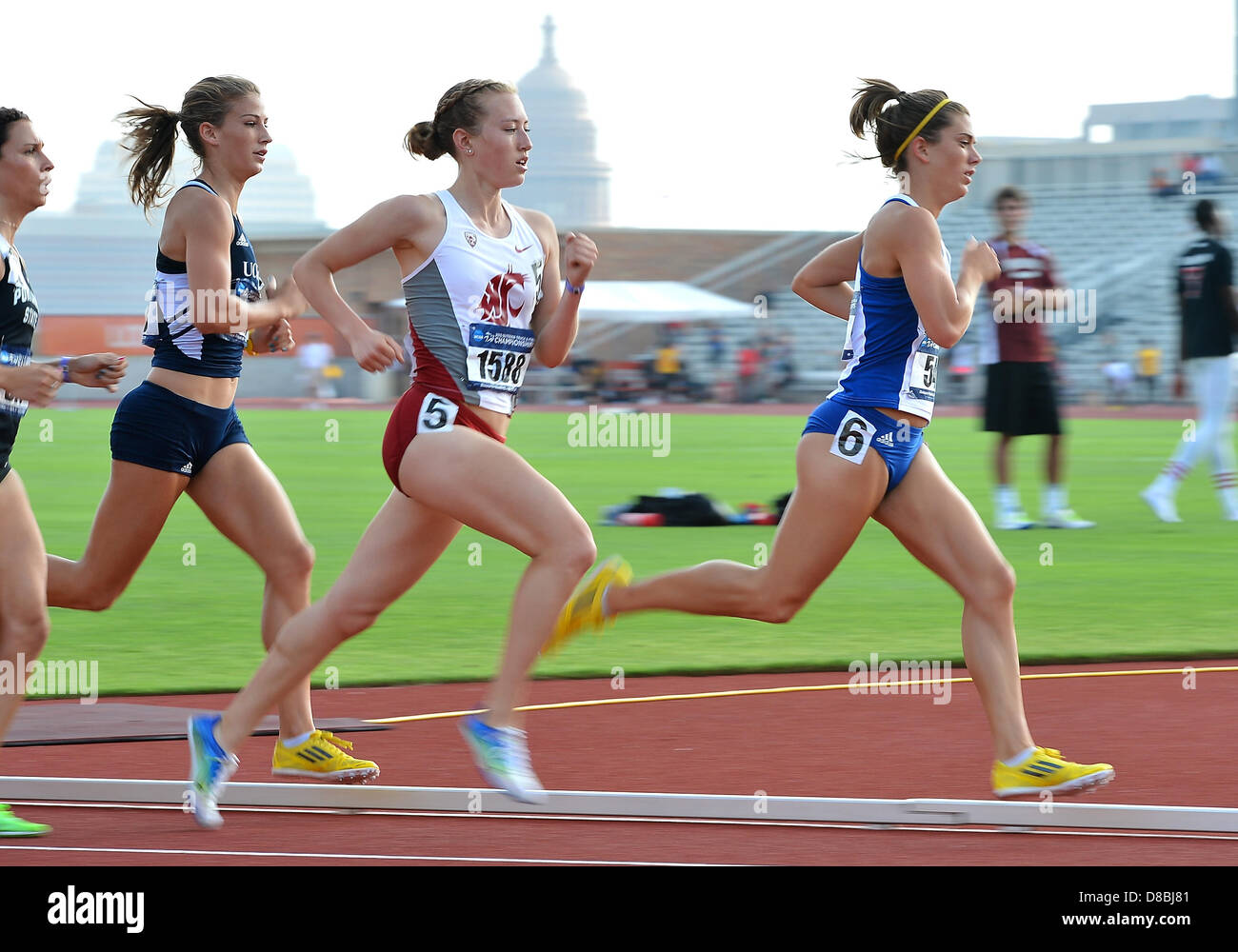 23 maggio 2013 - Austin, TX, Stati Uniti - Maggio 23, 2013 Natalie Becker del Kansas #540 e Ruby Roberts dello Stato di Washington #1588 piombo gruppo di corridori nel 1500 metro eseguire evento durante il primo round di NCAA Outdoor Track & Field Championships West a preliminare Mike A. Myers Stadium di Austin, TX. Foto Stock