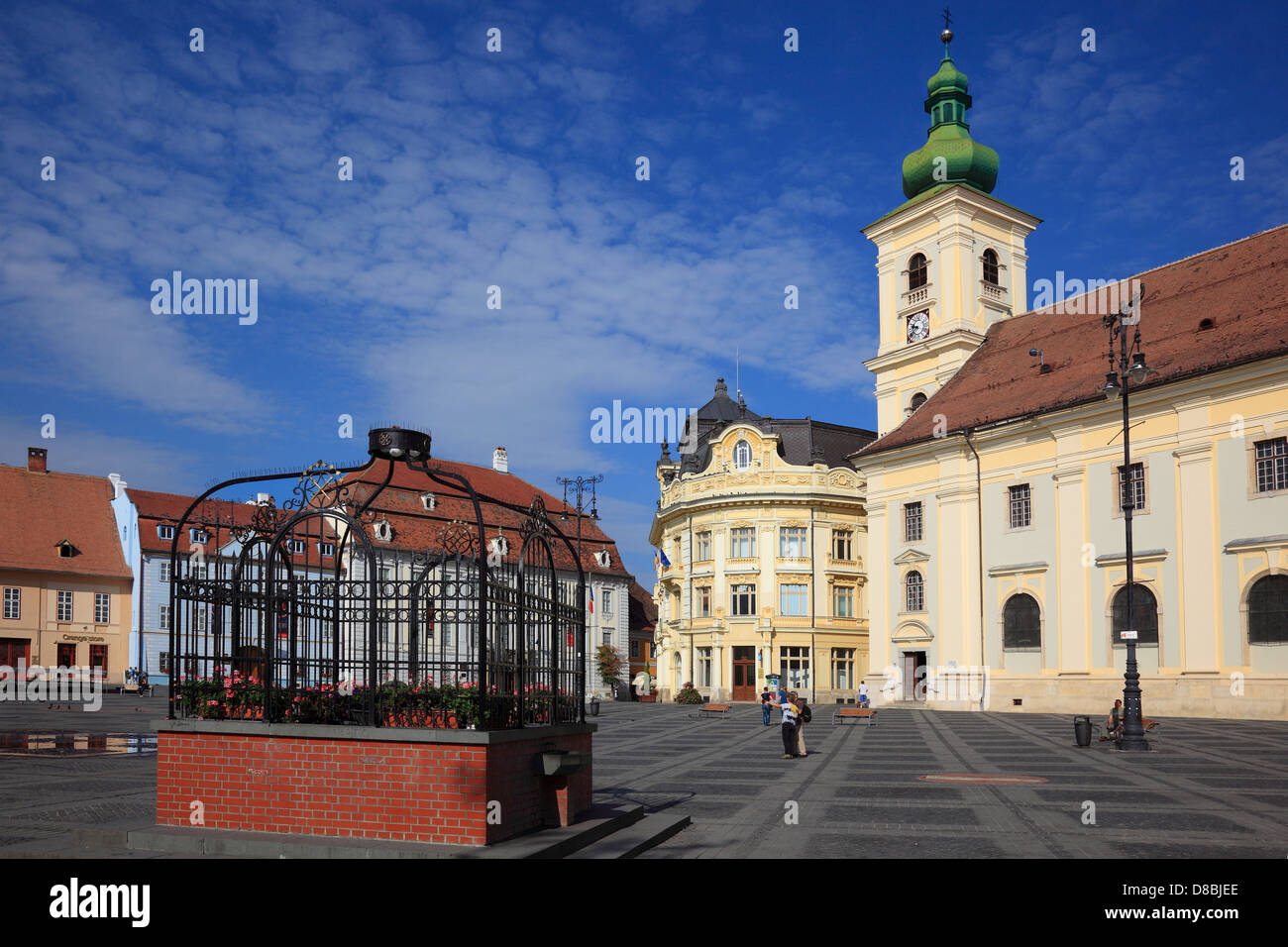 Vista da Piata Mare, grande anello, la fontana del mercato nella storica sede del municipio e la Chiesa Cattolica, Sibiu, Romania Foto Stock