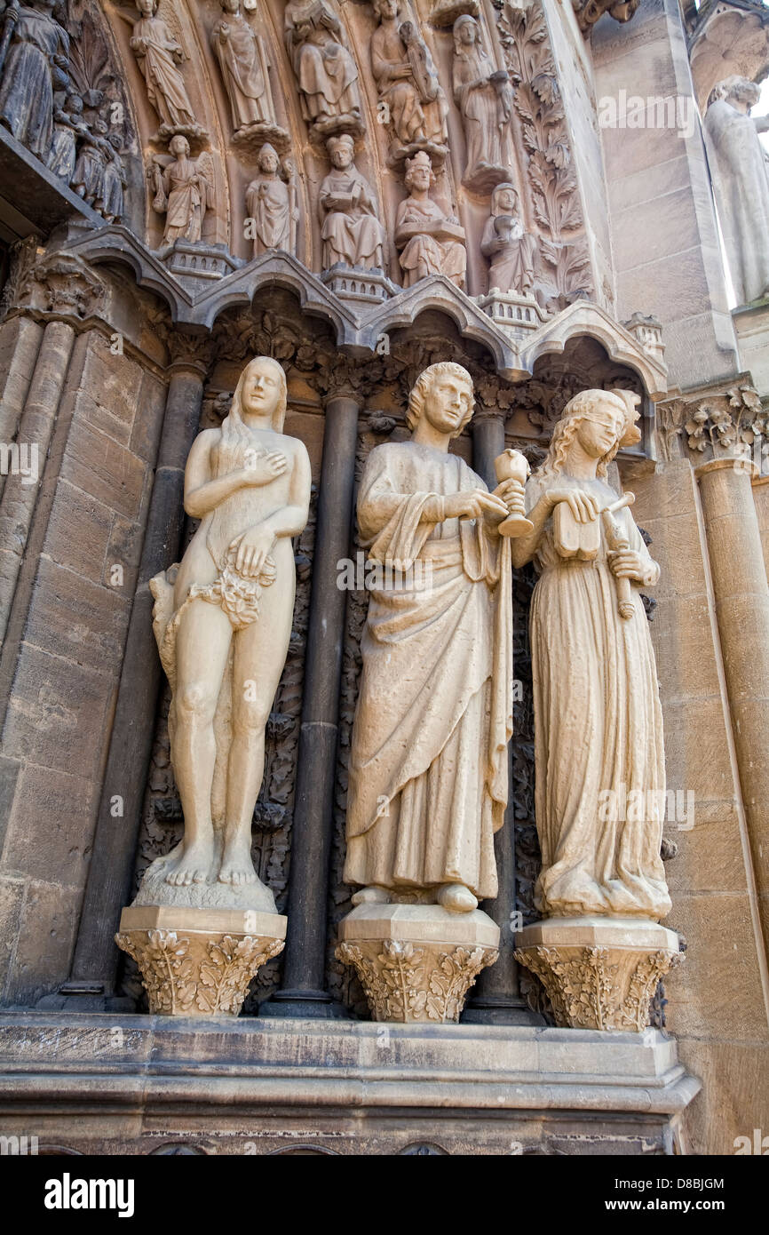 Statue restaurata all ingresso della chiesa di Nostra Signora, Liebfrauenkirche, Trier, Renania-Palatinato, Germania, Europa Foto Stock