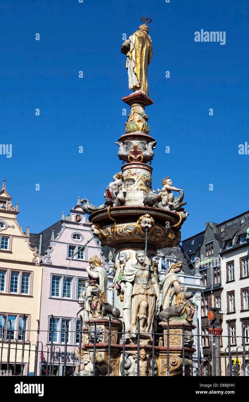 Petrusbrunnen Fontana sulla Piazza Hauptmarkt, Steipe, Trier, Renania-Palatinato, Germania, Europa Foto Stock