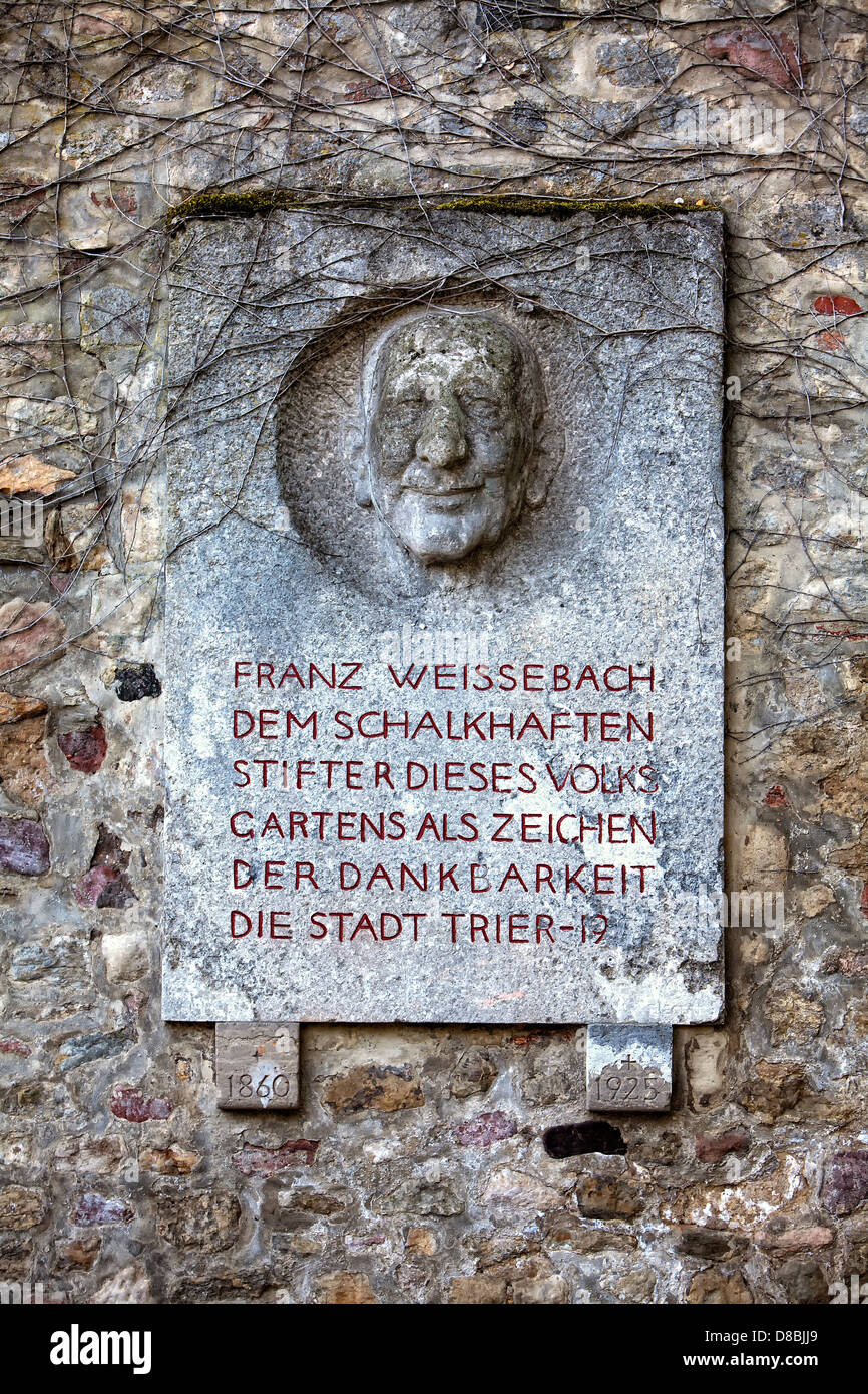 Targa commemorativa per Pietro Franz Weissebach, 1860 - 1925, un joker e fondatore dei giardini del palazzo, Trier, Germania, Europa Foto Stock