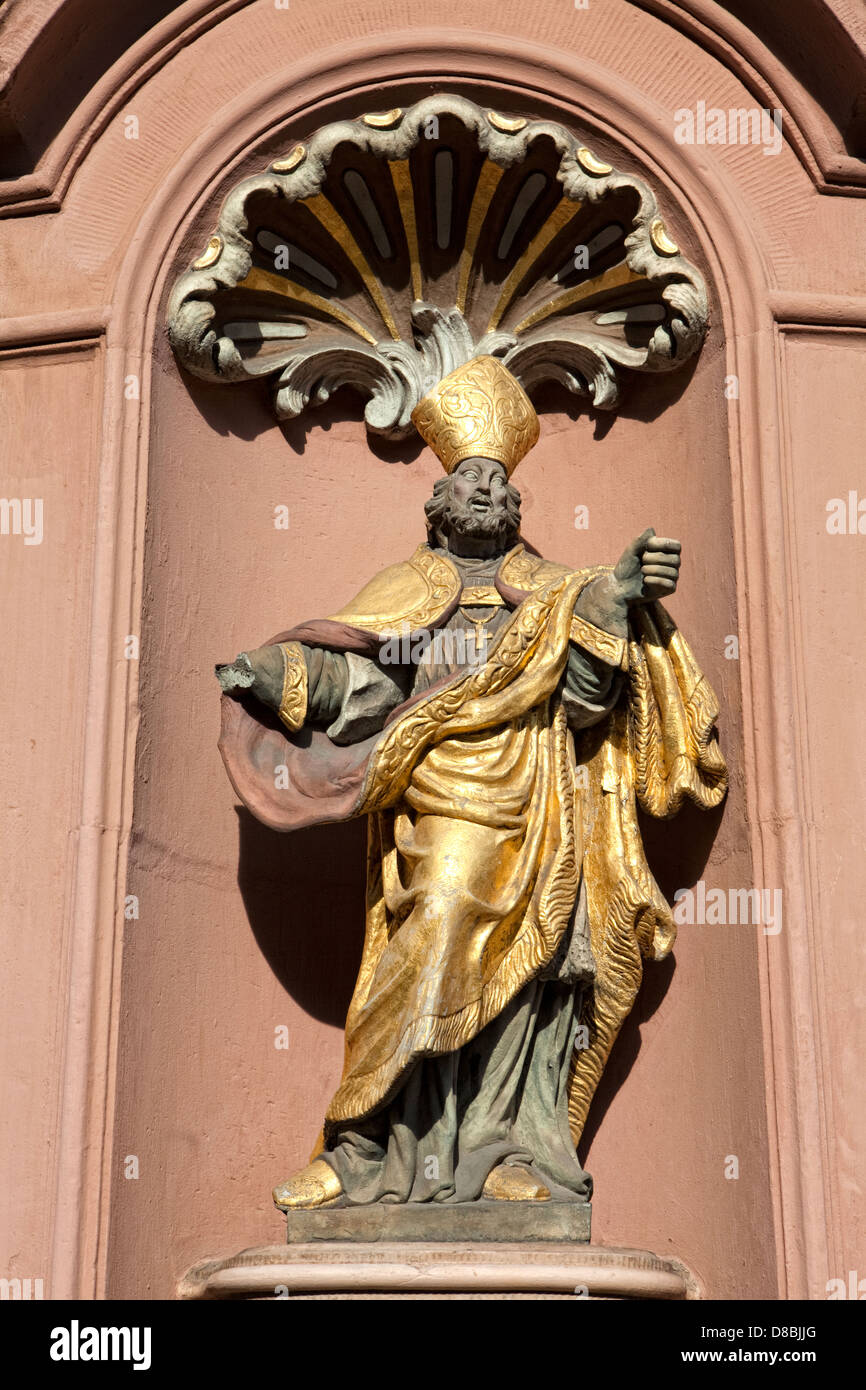 Statua su una facciata su Piazza Hauptmarkt, Trier, Renania-Palatinato, Germania, Europa Foto Stock