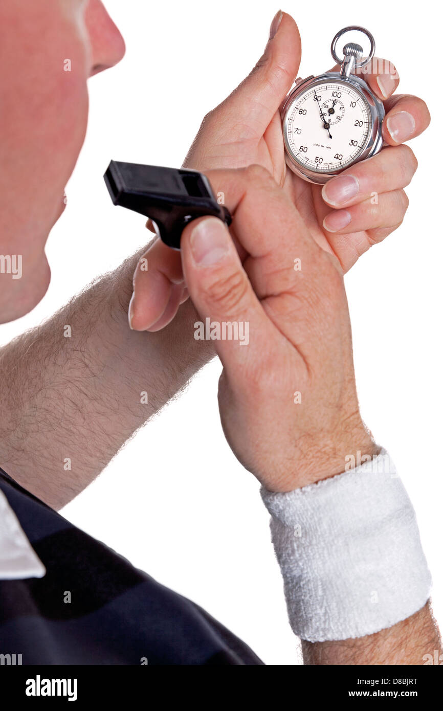 Un arbitro controllando il suo cronometro e circa a soffiare il fischietto, isolata su uno sfondo bianco. Foto Stock