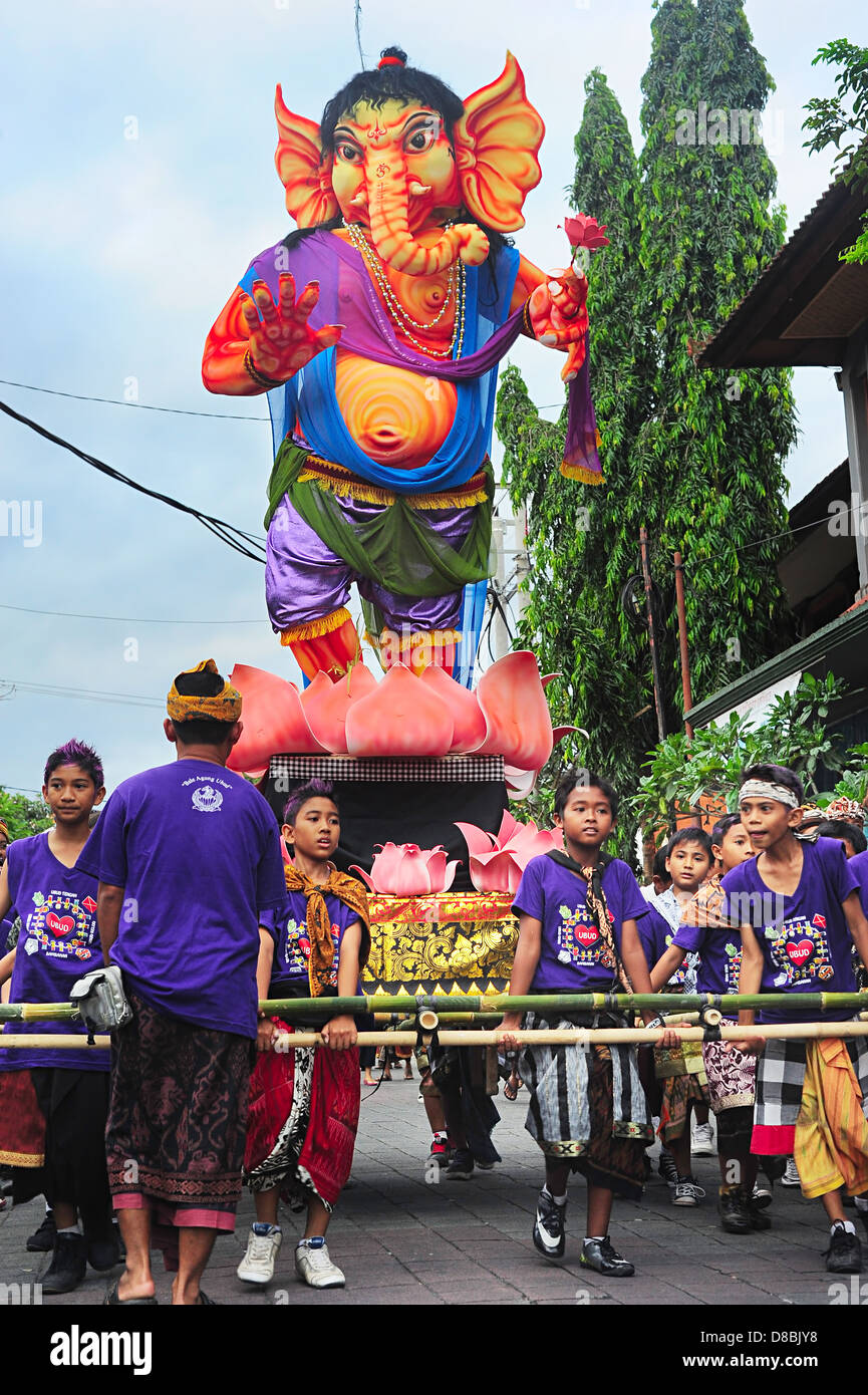 Persone non identificate che partecipano nella celebrazione del Nyepi - Giorno Balinese di silenzio . Foto Stock