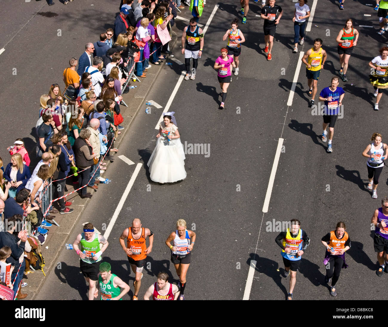 Maratona di Londra 2013 concorrenti tra cui uno in abito da sposa a Victoria Embankment Inghilterra Europa Foto Stock