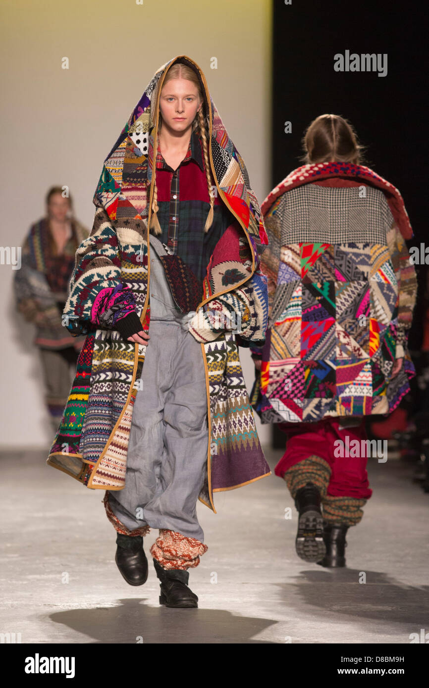 Londra, Regno Unito. Il 23 maggio 2013. Donna da Claire piani. Il BA (Hons) Fashion Design gli studenti mostrano le loro collezioni presso l Università di Westminster Graduate Fashion Show. Foto: CatwalkFashion/Alamy Live News Foto Stock