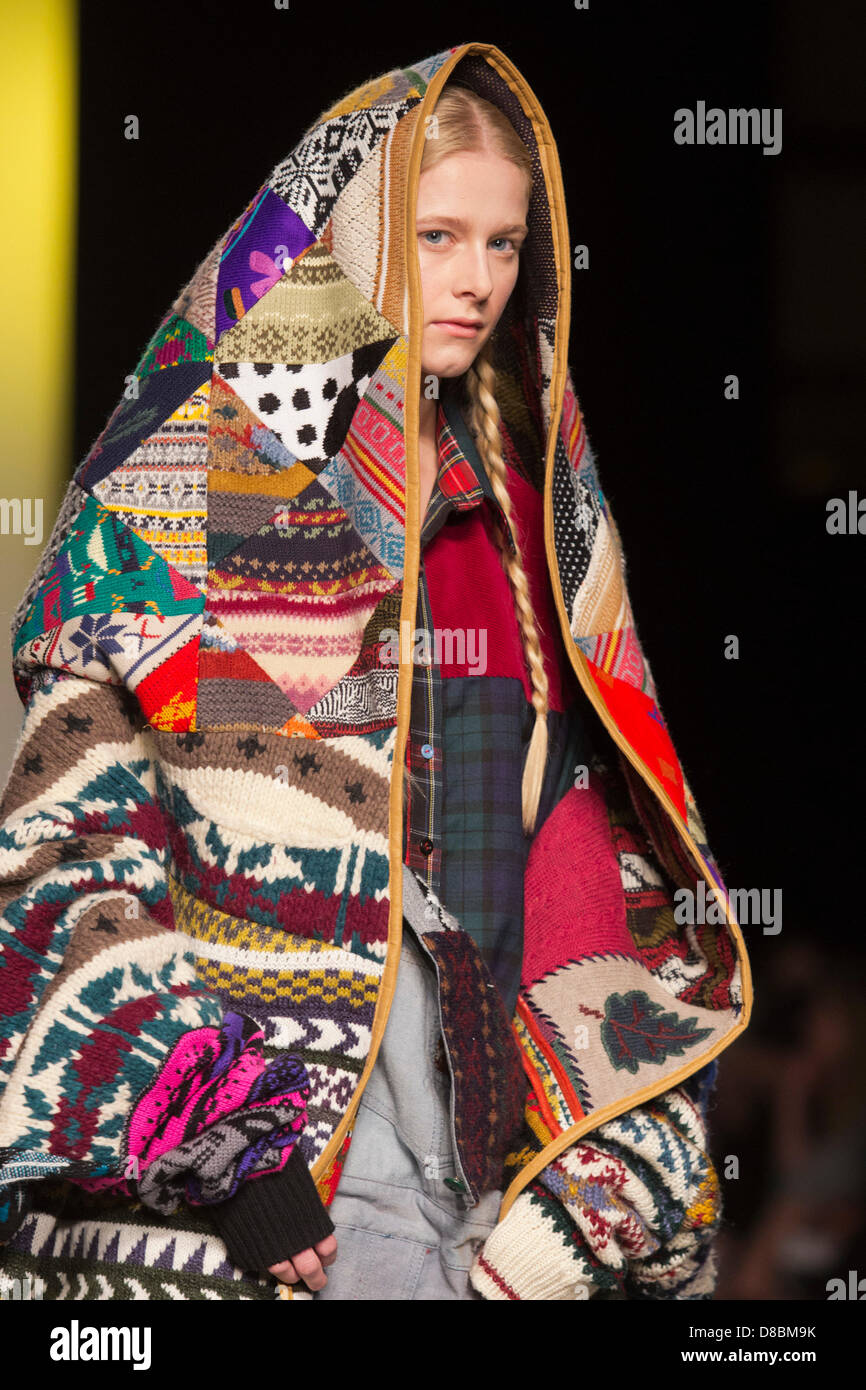 Londra, Regno Unito. Il 23 maggio 2013. Donna da Claire piani. Il BA (Hons) Fashion Design gli studenti mostrano le loro collezioni presso l Università di Westminster Graduate Fashion Show. Foto: CatwalkFashion/Alamy Live News Foto Stock