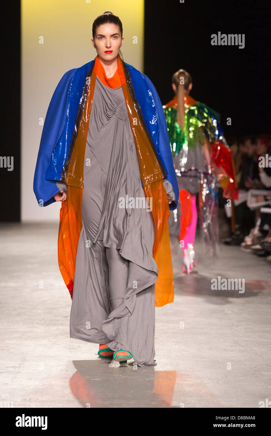 Londra, Regno Unito. Il 23 maggio 2013. Donna da Chloe Bayles. Il BA (Hons) Fashion Design gli studenti mostrano le loro collezioni presso l Università di Westminster Graduate Fashion Show. Foto: CatwalkFashion/Alamy Live News Foto Stock
