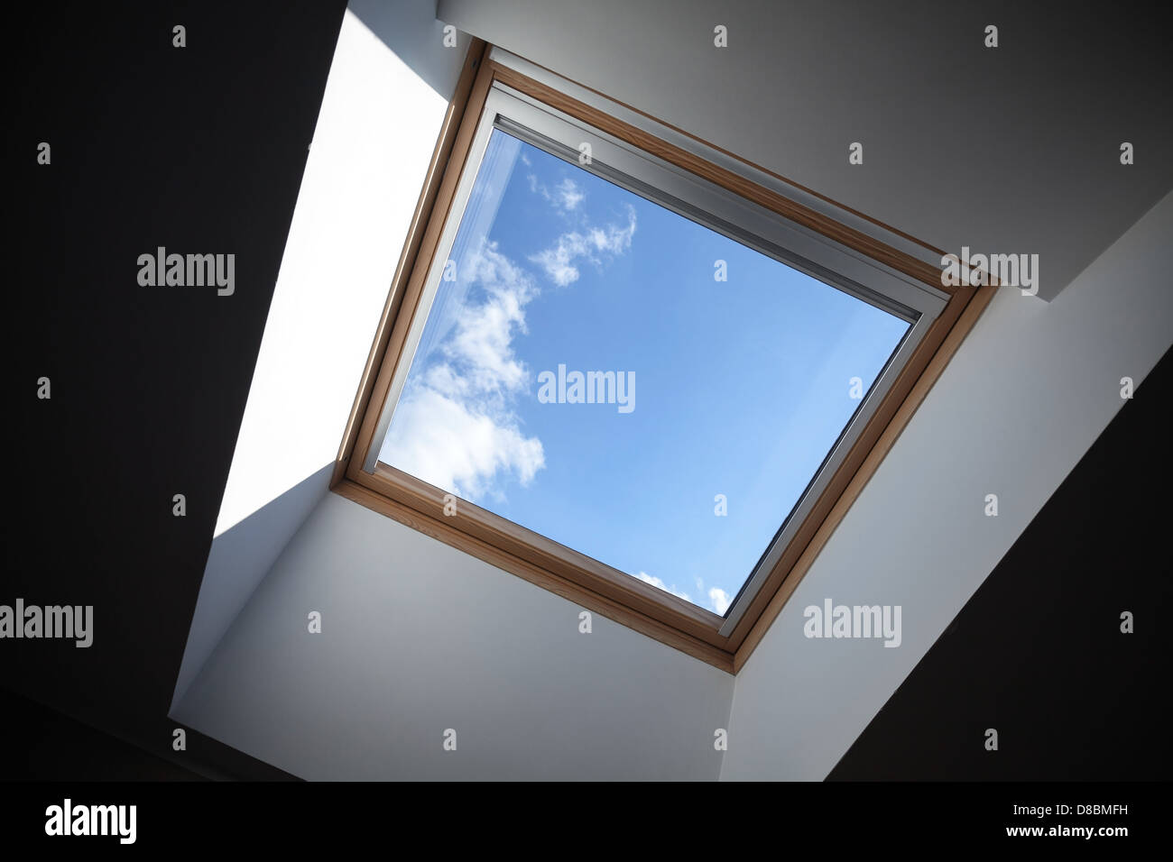 Cerca fino al blu cielo nuvoloso attraverso piazza moderna finestra sul soffitto Foto Stock