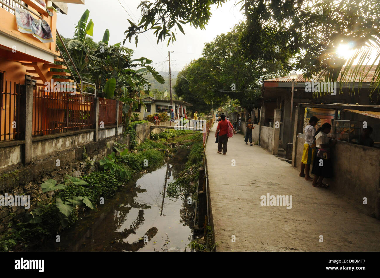 Gli scolari filippini sulla strada della città costiera di Puerto Galera. Mindoro Island, Filippine Foto Stock