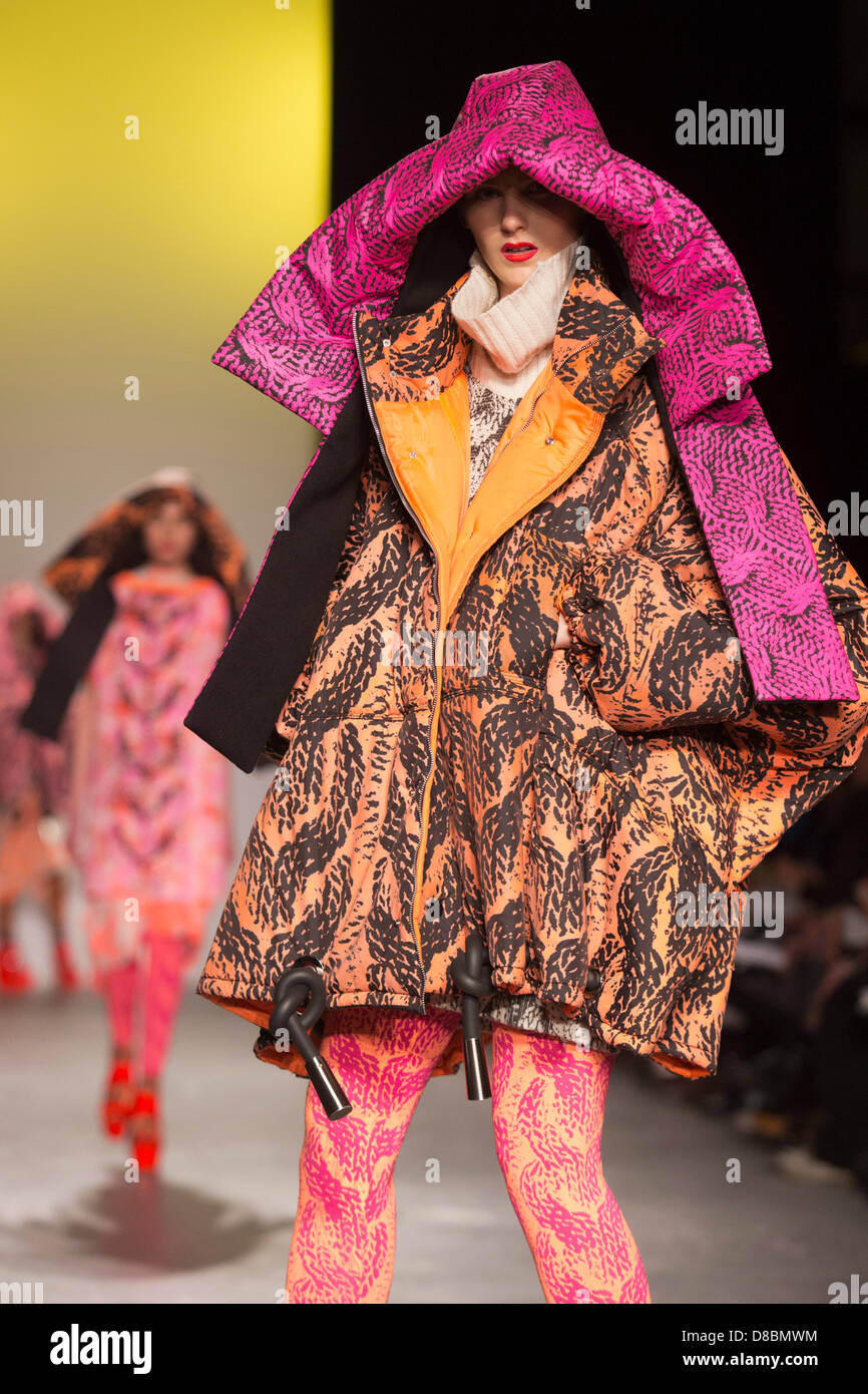 Londra, Regno Unito. Il 23 maggio 2013. Donna da Philli legno. Il BA (Hons) Fashion Design gli studenti mostrano le loro collezioni presso l Università di Westminster Graduate Fashion Show. Foto: CatwalkFashion/Alamy Live News Foto Stock
